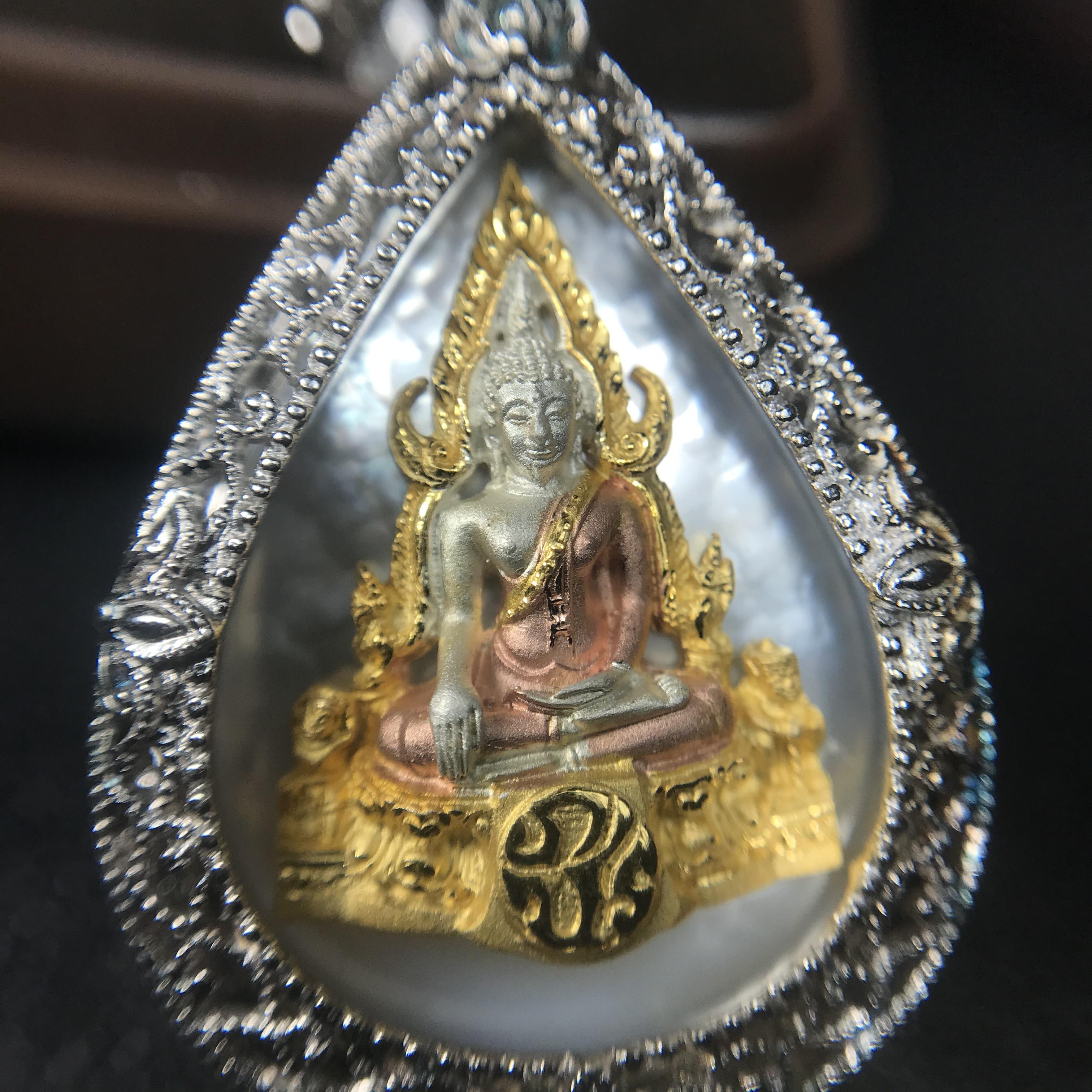 พระพุทธชินราช ภปร. โครงการ "เพราะแผ่นดินนี้ คือ แผ่นดินเกิด" ปี2548(รุ่นแรก) เหรียญทรงหยดน้ำ ขนาด 21 x 31 มม. เนื้อเงินสามกษัตริย์