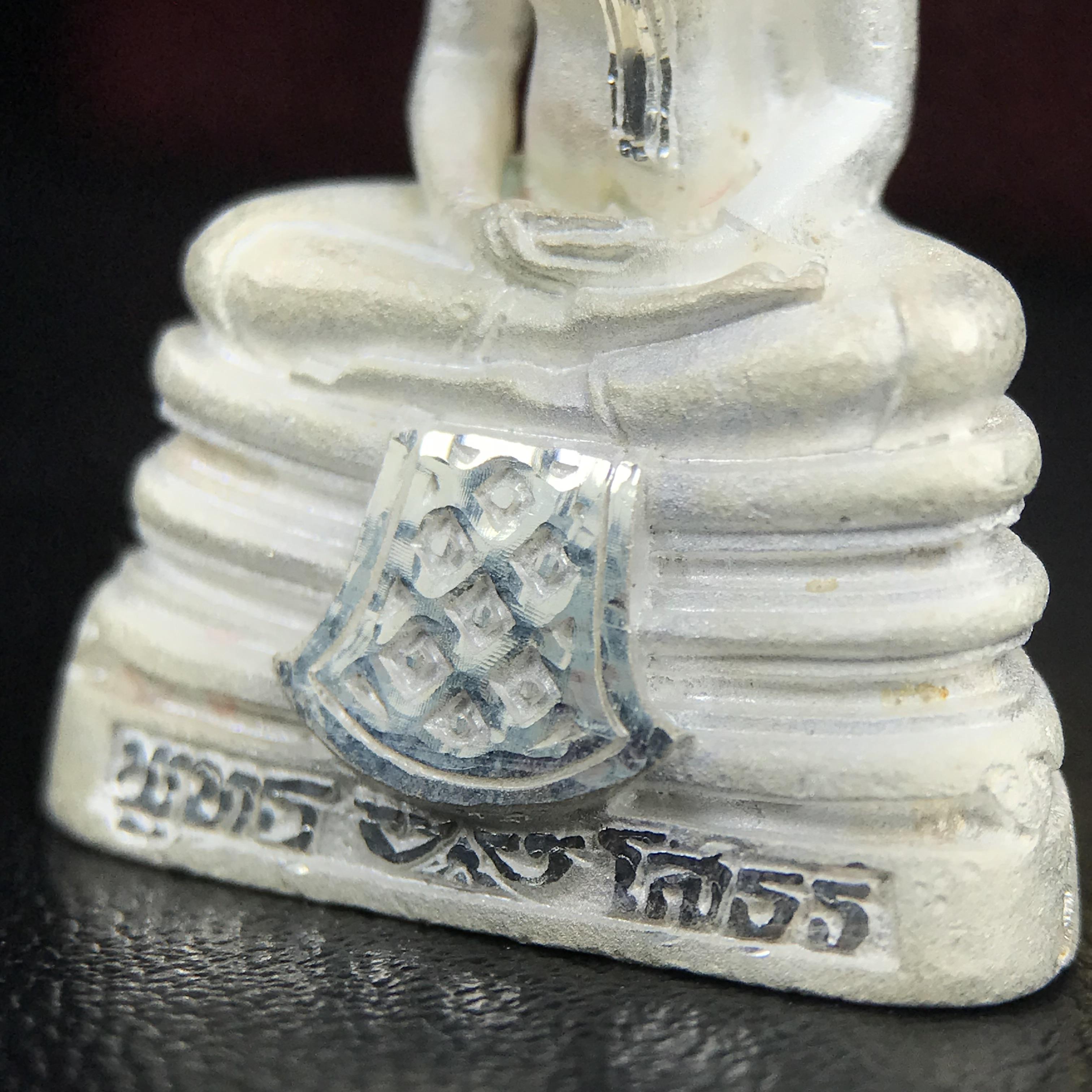 พระพุทธโสธร(หลวงพ่อโสธร) รุ่นสร้างอุโบสถ ปี2539 เนื้อเงินทรายนวลขัดเงาบางส่วน ลอยองค์พิมพ์ใหญ่ สภาพสวยกล่องบรรจุเดิมครบสมบูรณ์(งานแพรนด้า จิวเวลรี่)สวยงดงาม