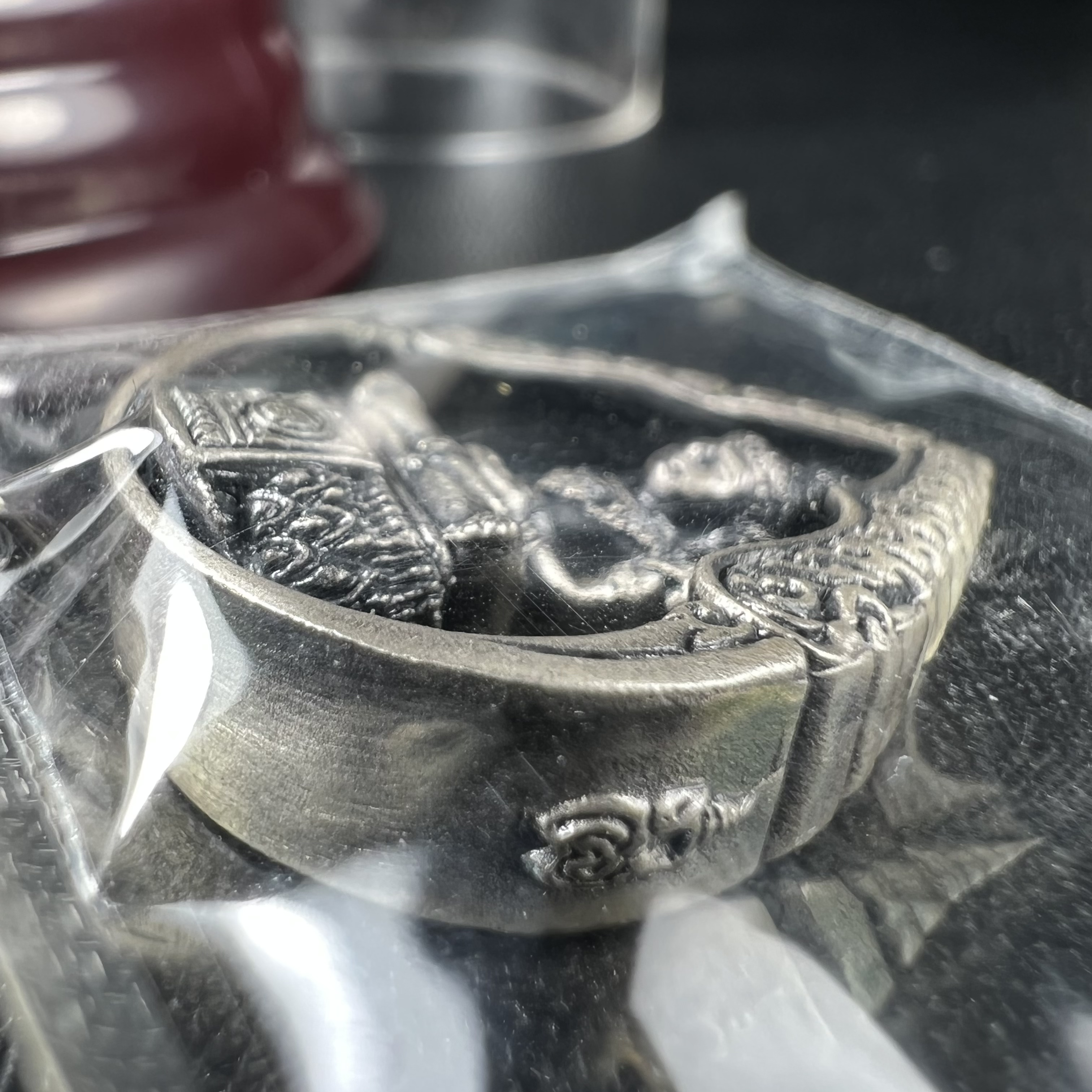 พระแก้วมรกต ภปร.(รุ่นแรก) ปี2545 รุ่นฉลองกรุงรัตนโกสินทร์ครบ 220 ปี พิมพ์ลอยองค์ทรงหยดน้ำ เนื้ออัลปาก้า ชุบเงินลงดำ ขนาด 18*27 มม. พร้อมครอบตั้งโชว์เดิม องค์พระซีนซองเดิม สวยครบสมบูรณ์