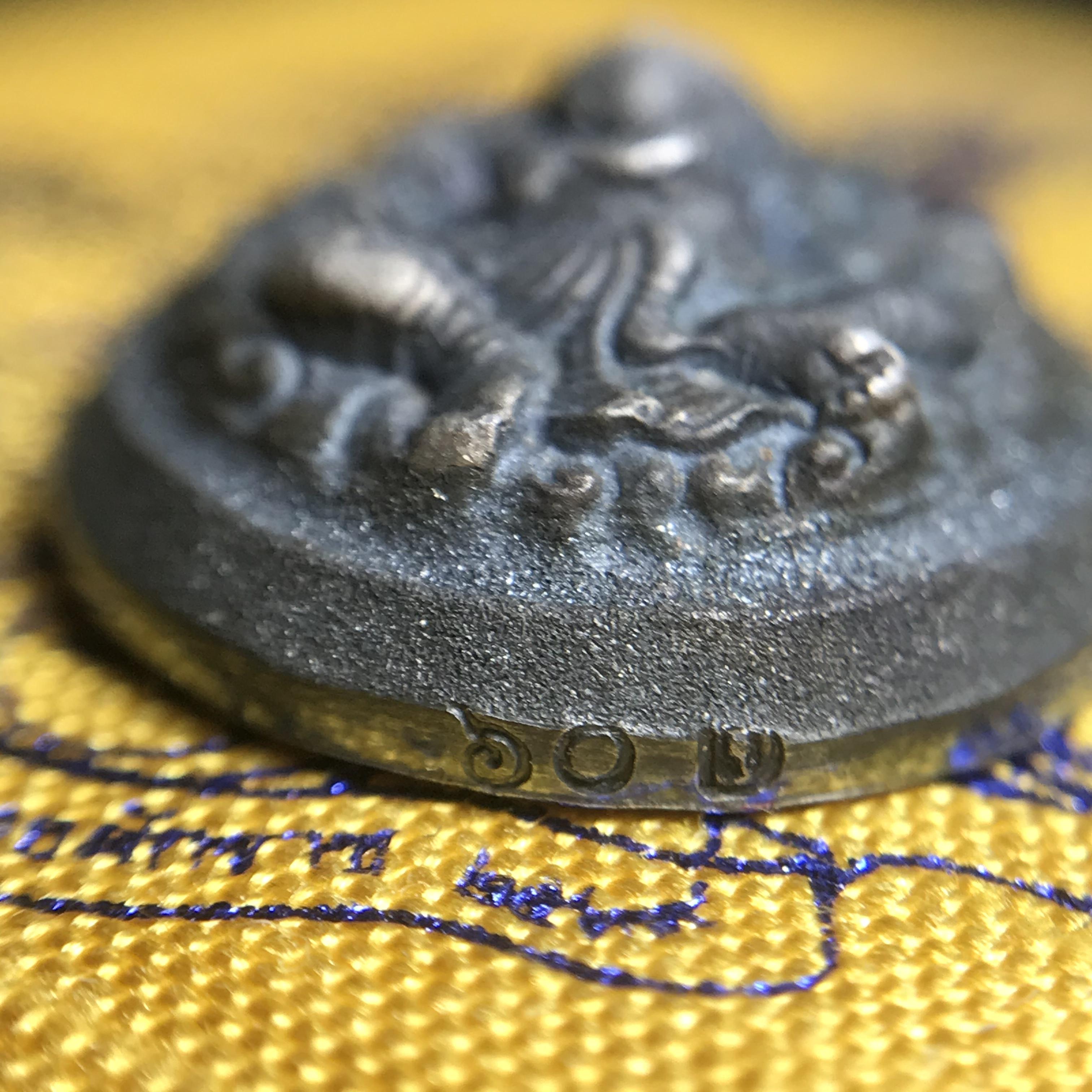 เหรียญพระพิฆเนศวร ญสส. ชุดกาญจนาภิเษกครองราชย์ 50 ปี พุทธศักราช 2538 พิมพ์เล็ก(1.9 ซม.) เนื้อเงินผิวเดิมกลับดำเข้มขลังงดงามธรรมชาติ สภาพสวยเดิมพร้อมกล่องบรรจุเดิม ตอกโค๊ดหมายเลขกำกับ(1ใน1000องค์)