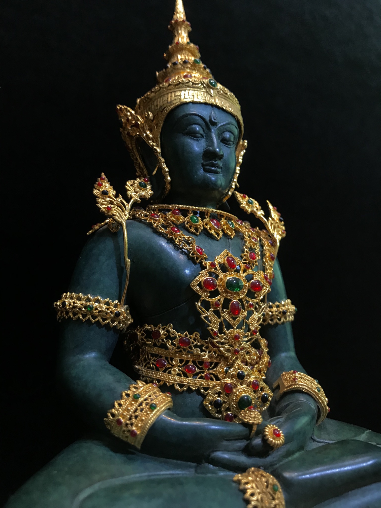 พระแก้วมรกต(จำลอง)ลอยองค์ ขนาดหน้าตัก 5 นิ้ว ทรงเครื่องฤดูร้อน เนื้อโลหะเคลือบสีเขียว เครื่องทรงชุบทองลงยาสี ฐานเนื้อโลหะ ลงรักปิดทองคำ ประดิษฐานตราสัญลักษณ์ฉลองสิริราชสมบัติ ครบ 60 ปี