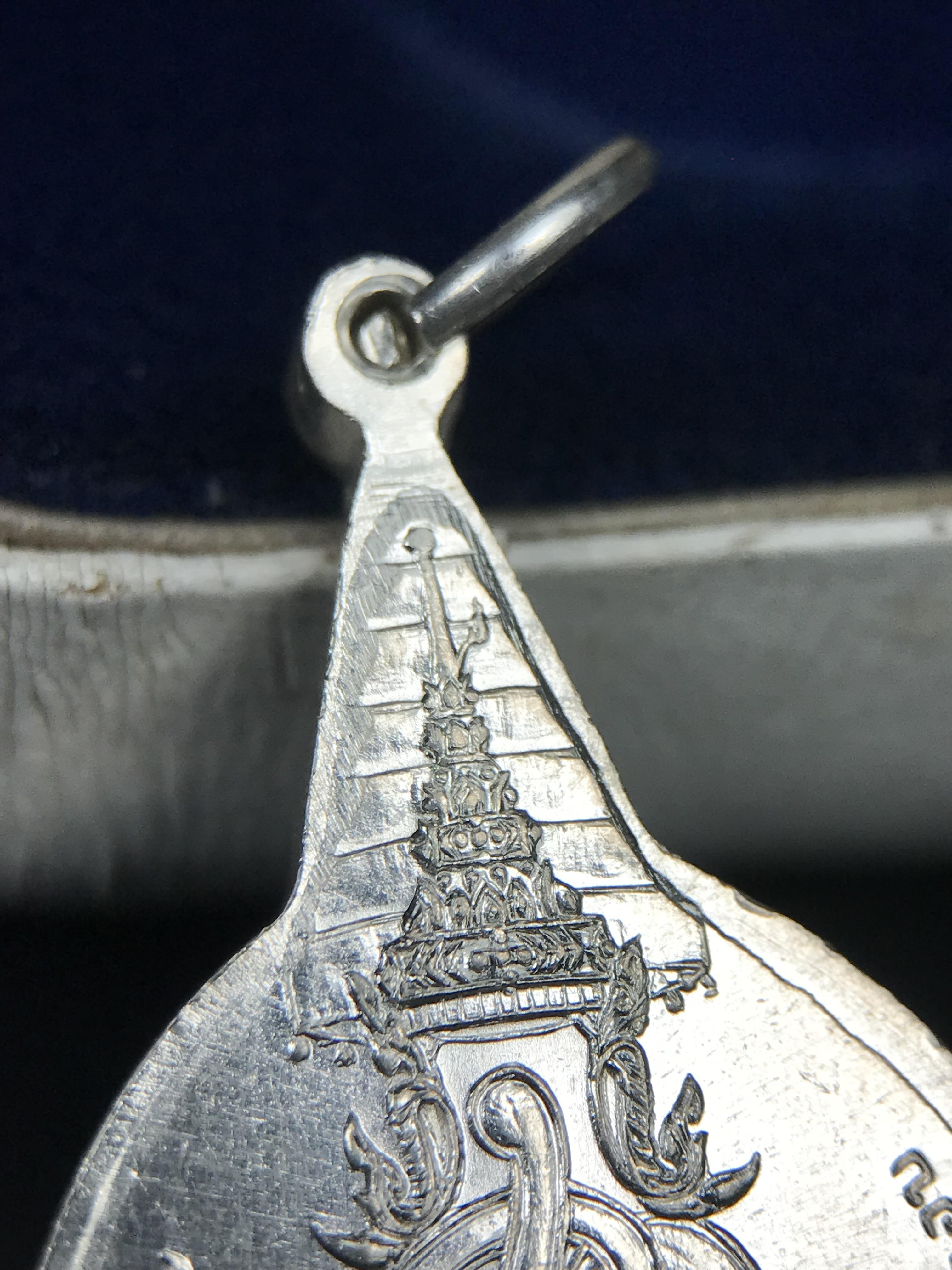 เหรียญพระชัยหลังช้าง หลัง สก. ปี 2535 เนื้อเงินหายาก สภาพสวยเดิมพร้อมกล่องบรรจุเดิมครบสมบูรณ์(พิธีใหญ่ รุ่นยอดมนิยม)