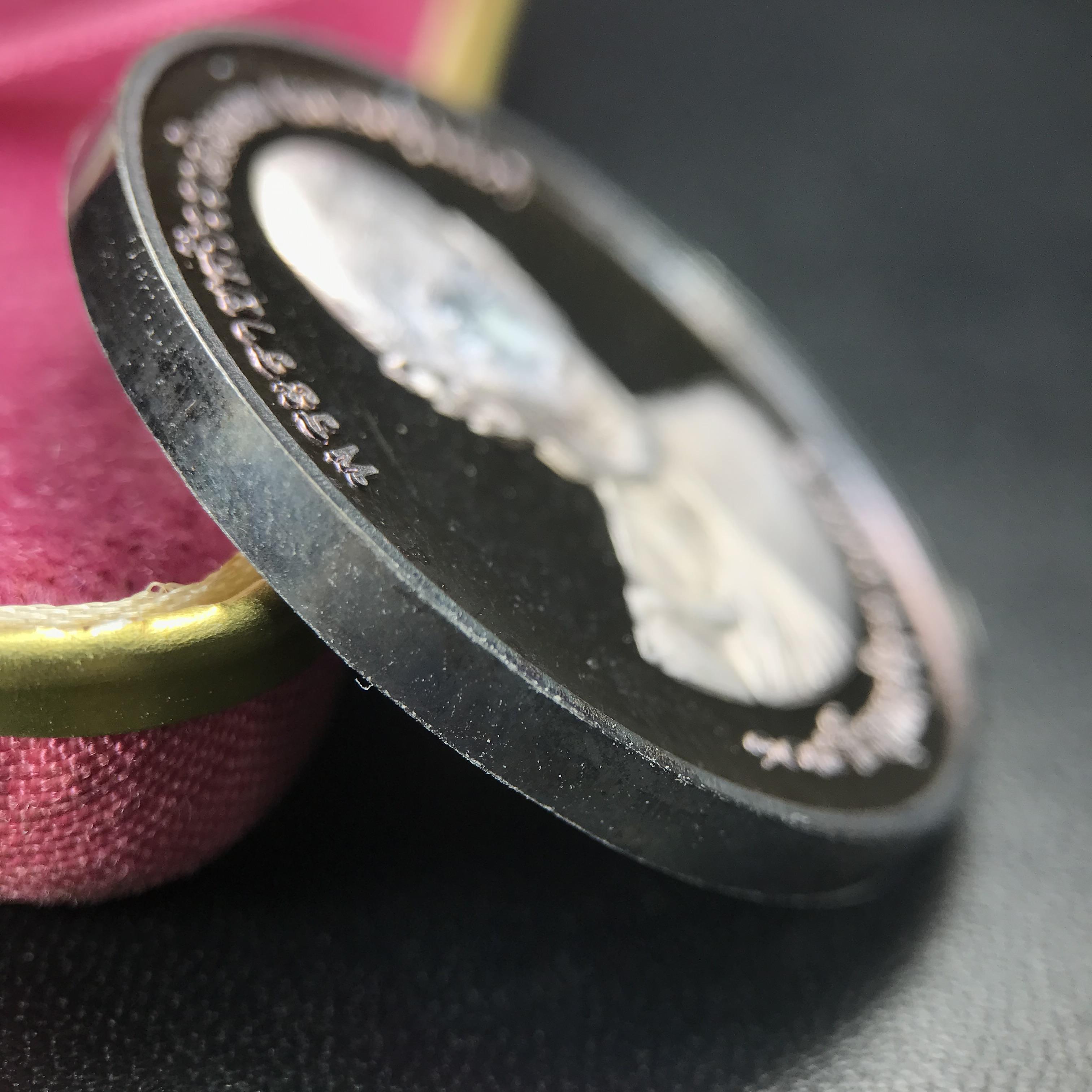 เหรียญรูปเหมือนพระราชสังวราภิมณฑ์(หลวงปู่โต๊ะ)ที่ระลึก ครบ 108 ปี วัดประดู่ฉิมพลี ปี 2538 ด้านหลังพระราชทานพระนามาภิไธยย่อ ภปร. และ สก. เนื้อเงินขัดเงา เหรียญกลมใหญ่ขนาด 3.5 ซม.สภาพสวยเดิมกล่องบรรจุเดิมครบสมบูรณ์และหายาก***สภาพผิวสวยเดิม ขึ้นรุ้งๆ สวยมาก*