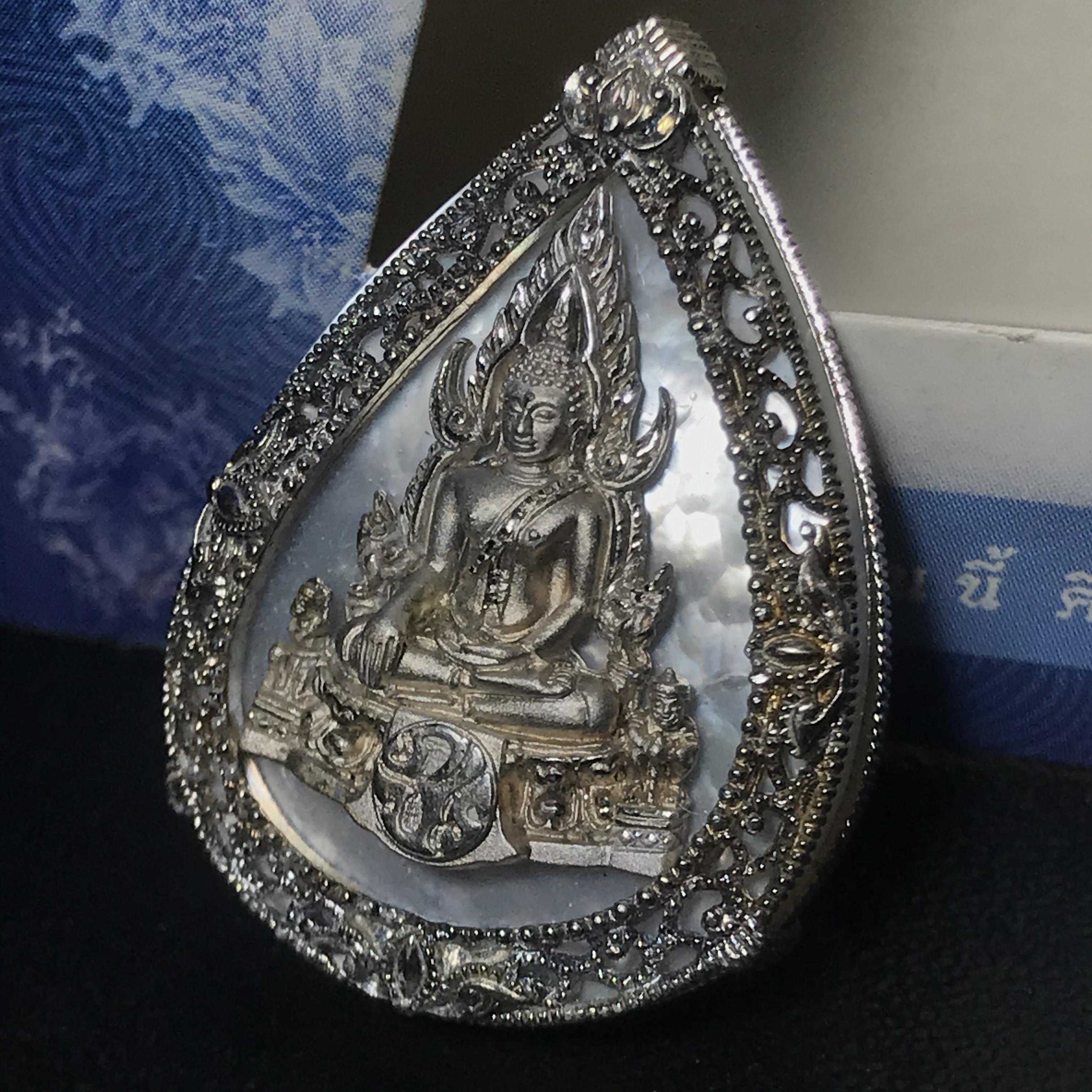 เหรียญพระพุทธชินราช ภปร. รูปหยดน้ำ โครงการ เพราะแผ่นดินนี้คือแผ่นดินเกิด เนื้อเงินชุบทองคำขาว ปี2551 (ขนาด 21 x 29 มม.) (สวยงามหายาก)1ใน5000องค์