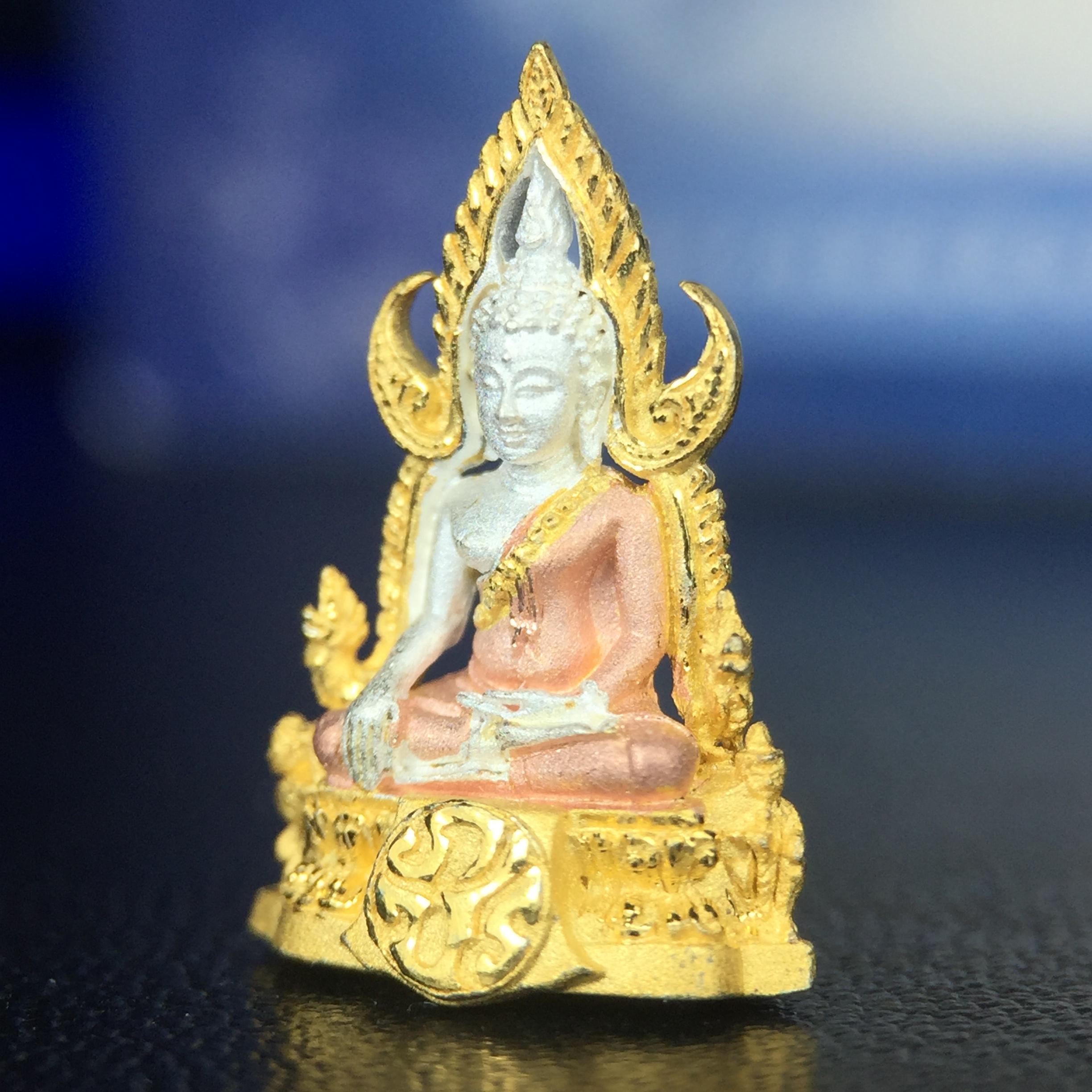 พระพุทธชินราช ภปร. โครงการ เพราะแผ่นดินนี้คือแผ่นดินเกิด เนื้อเงินชุบสามกษัตริย์ ปี2551 ขนาดหน้าตัก1/4นิ้ว (สวยงามหายาก)