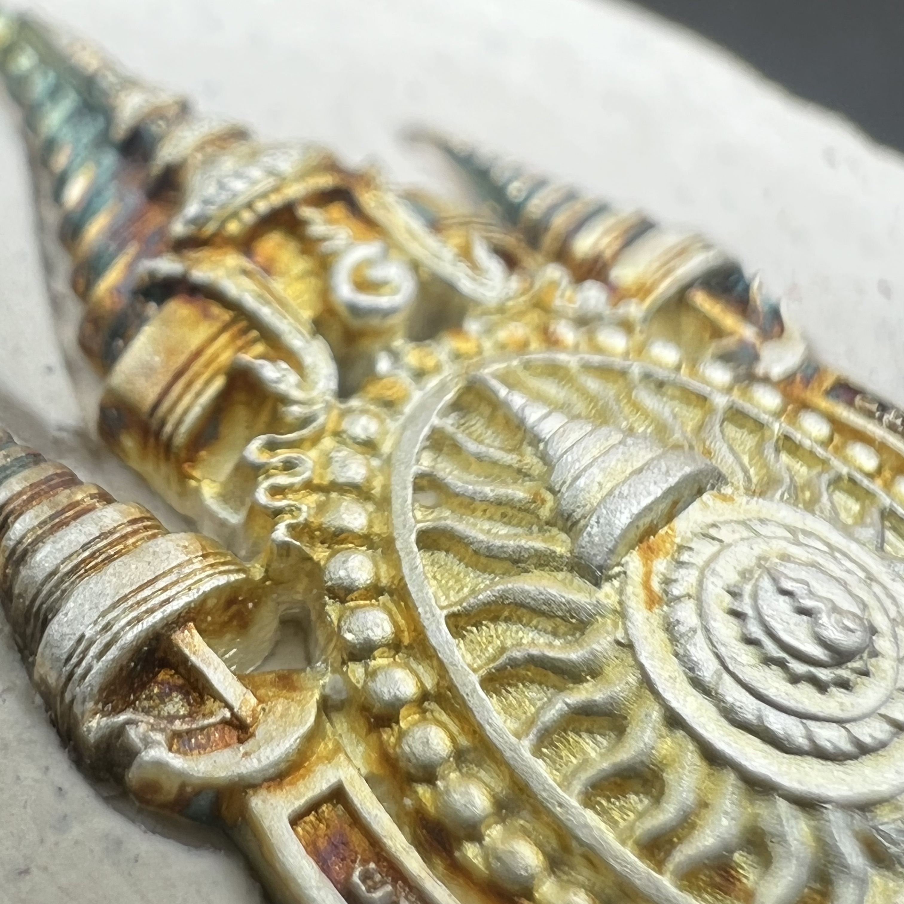 เหรียญรูปหล่อพระบาทสมเด็จพระเจ้าอยู่หัว ในหลวงทรงงาน “รุ่นเย็นศิระเพราะพระบริบาล 80พรรษา มหากษัตริย์คู่แผ่นดินสยาม” พ.ศ.2550 เนื้อผง พุทธคุณ (ผงจิตรลดาพระราชทาน) ด้านหลังสัญลักษณ์ 80 พรรษา เนื้อเงิน(ขนาด 27*35 มม.)พร้อมกล่องบรรจุเดิมครบ