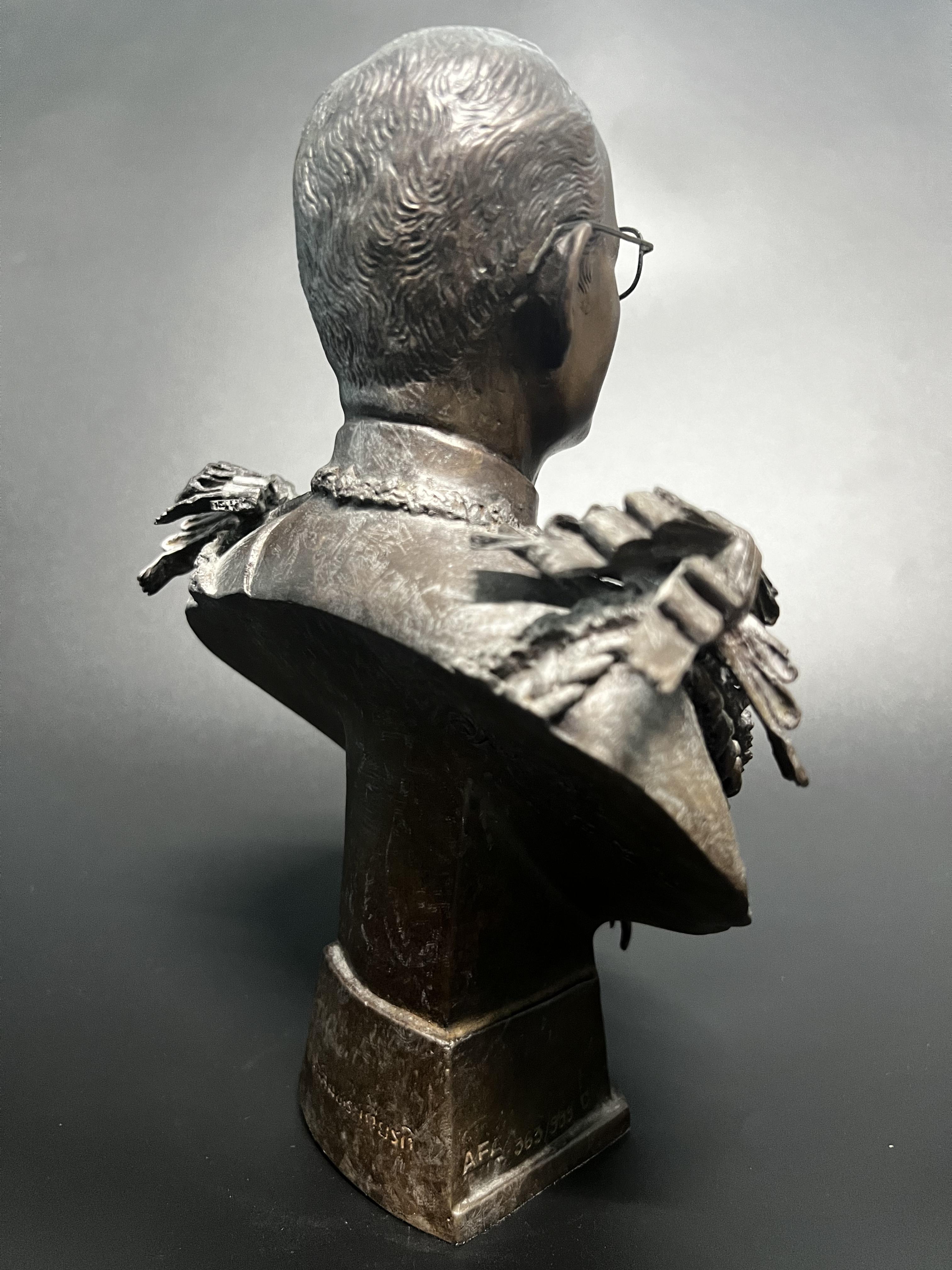 พระบรมรูปในหลวงรัชกาลที่9 รุ่นเฉลิมพระเกียรติ ปี2545 สูง 9 นิ้ว ฉลองพระองค์เต็มยศสายสะพายมหาจักรี สายสร้อยจุลจอมเกล้า ส่วนฐานประดับอักษรพระปรมาภิไธย ภ.ป.ร.(พิธีปลุกเสกวัดพระแก้ว)