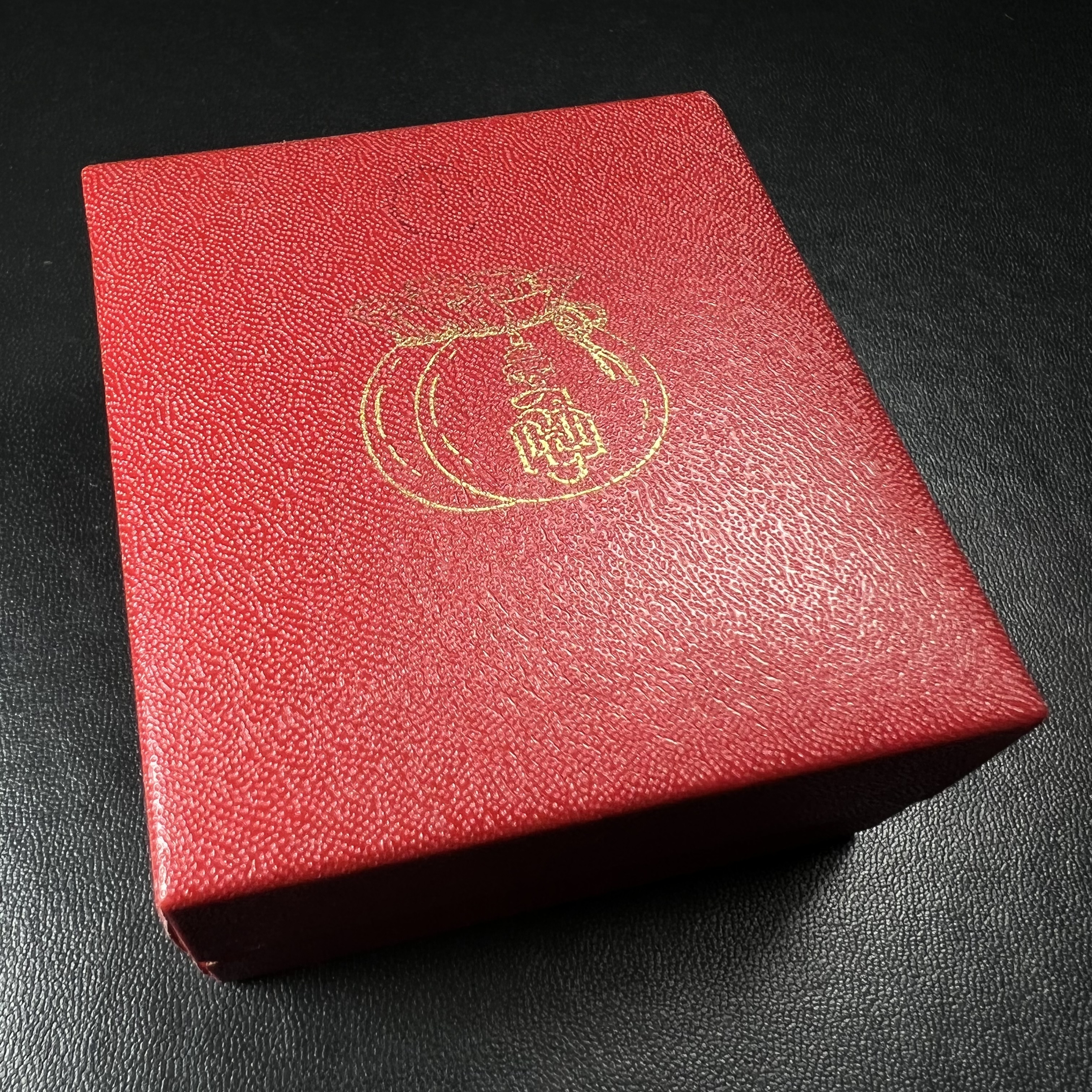 พระกริ่งโภคทรัพย์ วัดบวรนิเวศ ปี2535 เนื้อนวโลหะ(สมเด็จพระญาณสังวร พระสังฆราชสกลมหาสังฆปรินายกเสด็จเททอง)(พระนามมหามงคลพระราชทานให้ อุดมด้วยทรัพย์อันเป็นมงคล อุดมด้วยโชคลาภ และโภคทรัพย์ ดั่งมีถุงเงินถุงทองเก็บโชคลาภสมปรารถนา)(1ใน2500องค์)