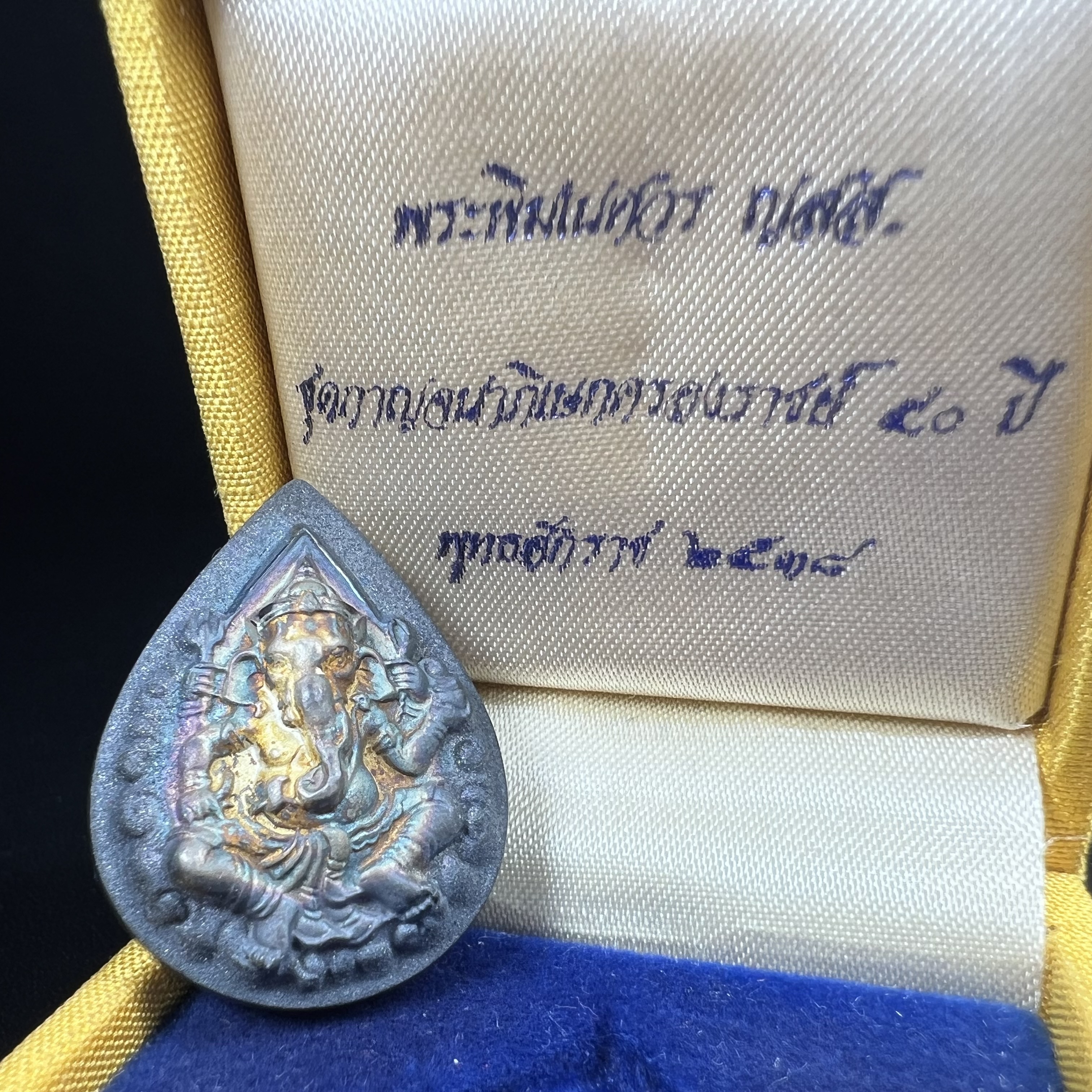 เหรียญพระพิฆเนศวร ญสส. ชุดกาญจนาภิเษกครองราชย์ 50 ปี พุทธศักราช 2538 พิมพ์ใหญ่(2.9 ซม.) เนื้อเงินผิวเดิมกลับดำขึ้นสีรุ้งเข้มขลังงดงามธรรมชาติสร้างสรรค์ สภาพสวยเดิมพร้อมกล่องบรรจุเดิม ตอกโค๊ดหมายเลขกำกับ(1ใน 5539องค์)สี สวย แบบ นิยม หายาก
