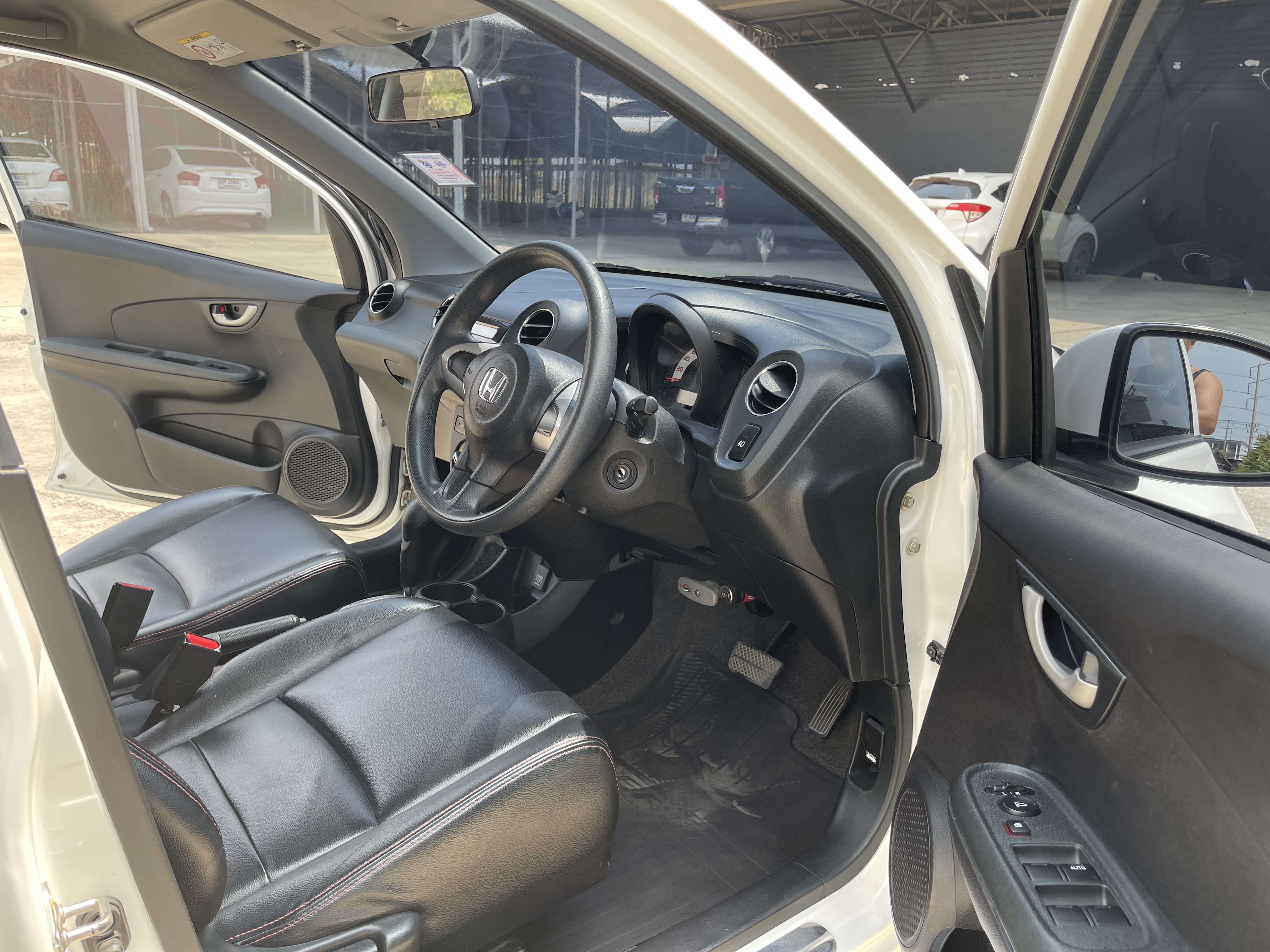 Honda Brio 1.2 V At 2015 ขาว