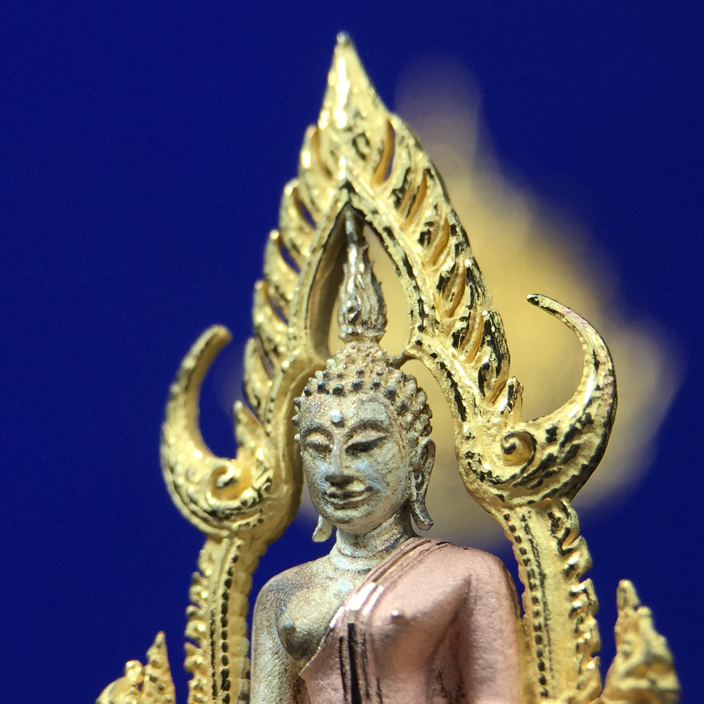 พระพุทธชินราช ภปร. ในวโรกาสพระราชพิธีมหามงคล เฉลิมพระชนมายุ6รอบ 5ธันวาคม2542 มูลนิธิพิทักษ์ดวงตาประชาชน จัดสร้าง เนื้อเงินบริสุทธิ์ 99.9% แบบสามกษัตริย์ขัดเงาบางส่วน พิมพ์ใหญ่ ขนาดสูง 3.4 ซม. พร้อมกล่องบรรจุเดิม