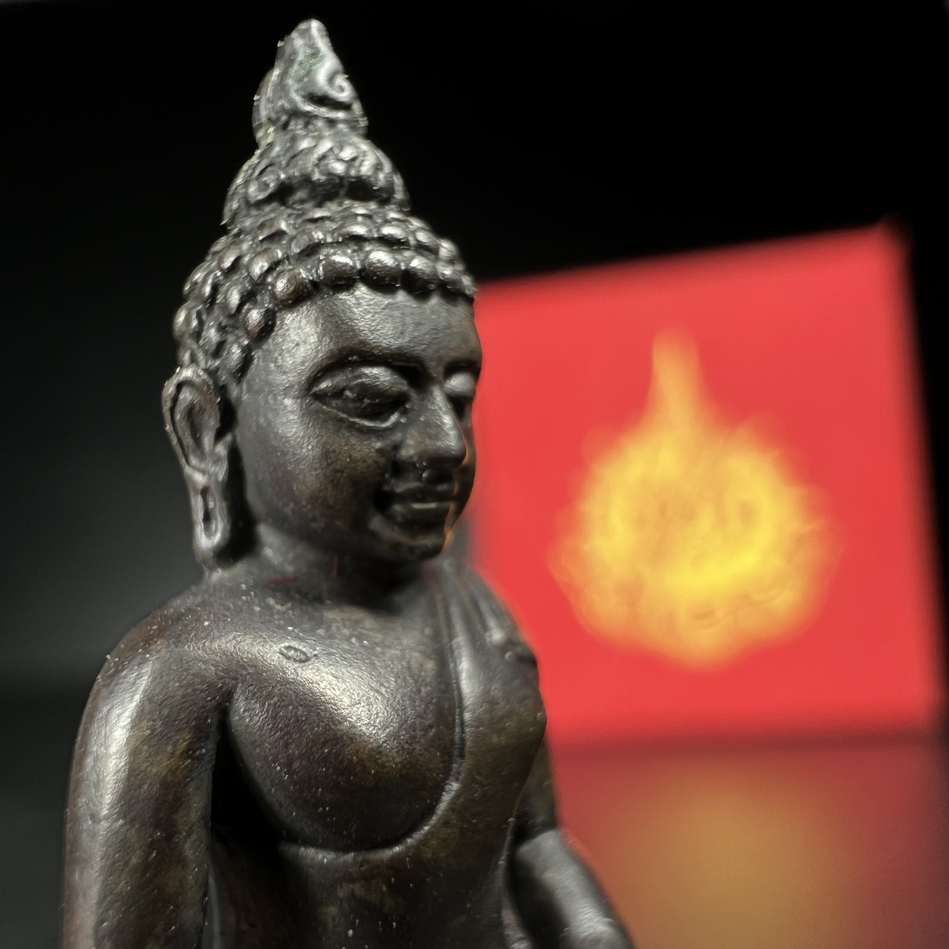 พระกริ่งไพรีพินาศ เฉลิมพระเกียรติ พระบาทสมเด็จพระเจ้าอยู่หัวรัชกาลที่9 พระชนมพรรษา 6 รอบ ปี2542 เนื้อนวโลหะผสมทองคำ(บรรจุเหล็กไหล)ดีนอก-ดีใน