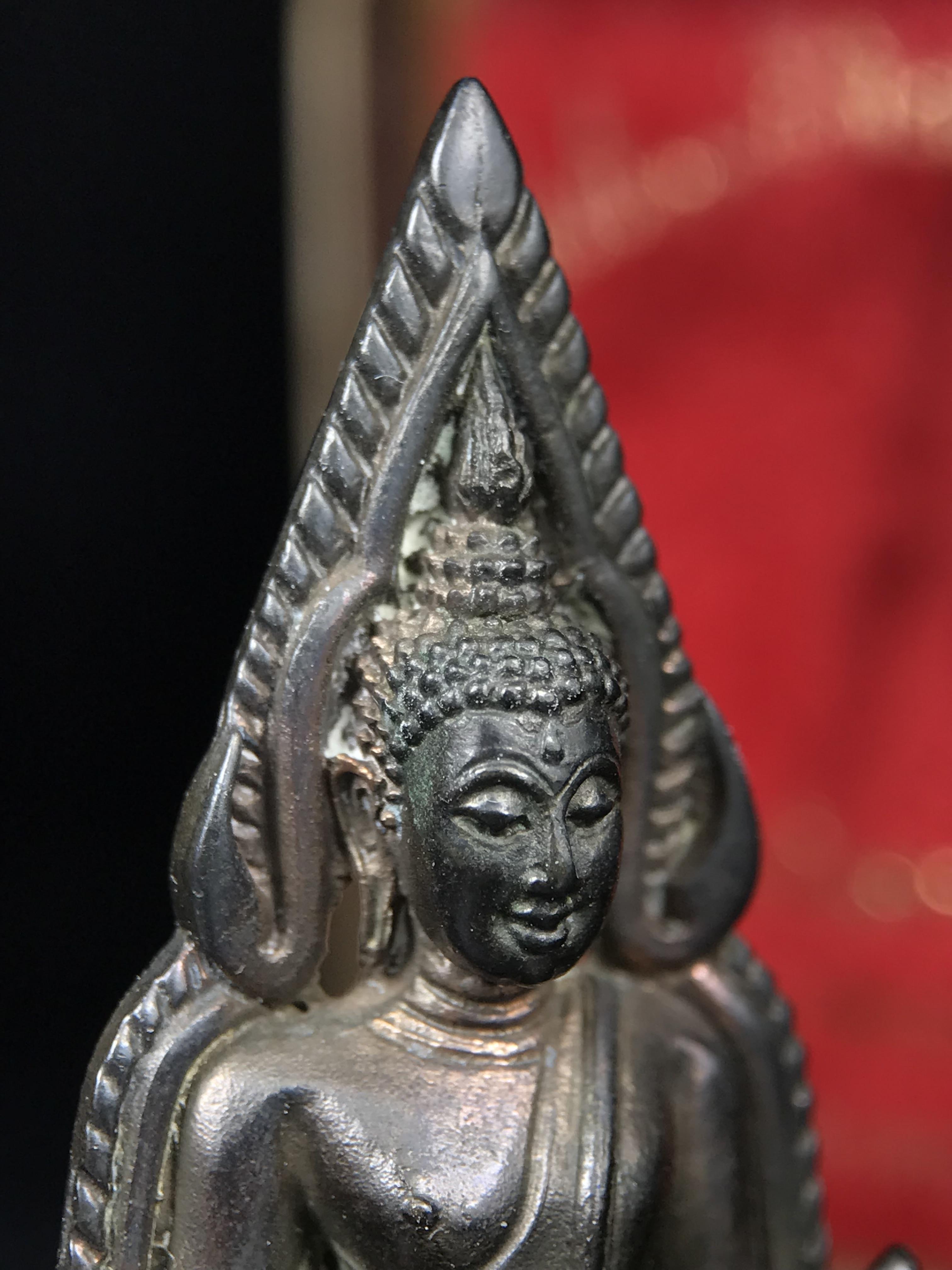 พระพุทธชินราชอินโดจีนมหาจักรพรรดิ อนุสรณ์ 100 ปี พิษณุโลกพิทยาคม (โรงเรียนชาย) พิธีจักรพรรดิมหาพุทธาภิเษก ปี 2542 เนื้อนวโลหะ(เต็มสูตรแก่ทองคำ) พิธีใหญ่มวลสารดีเกจิอาจารย์ยอดนิยมร่วมปลุกเสก*** ตอกโค้ดและหมายเลข*** 1 ใน 999 องค์ ยอดนิยมหายาก