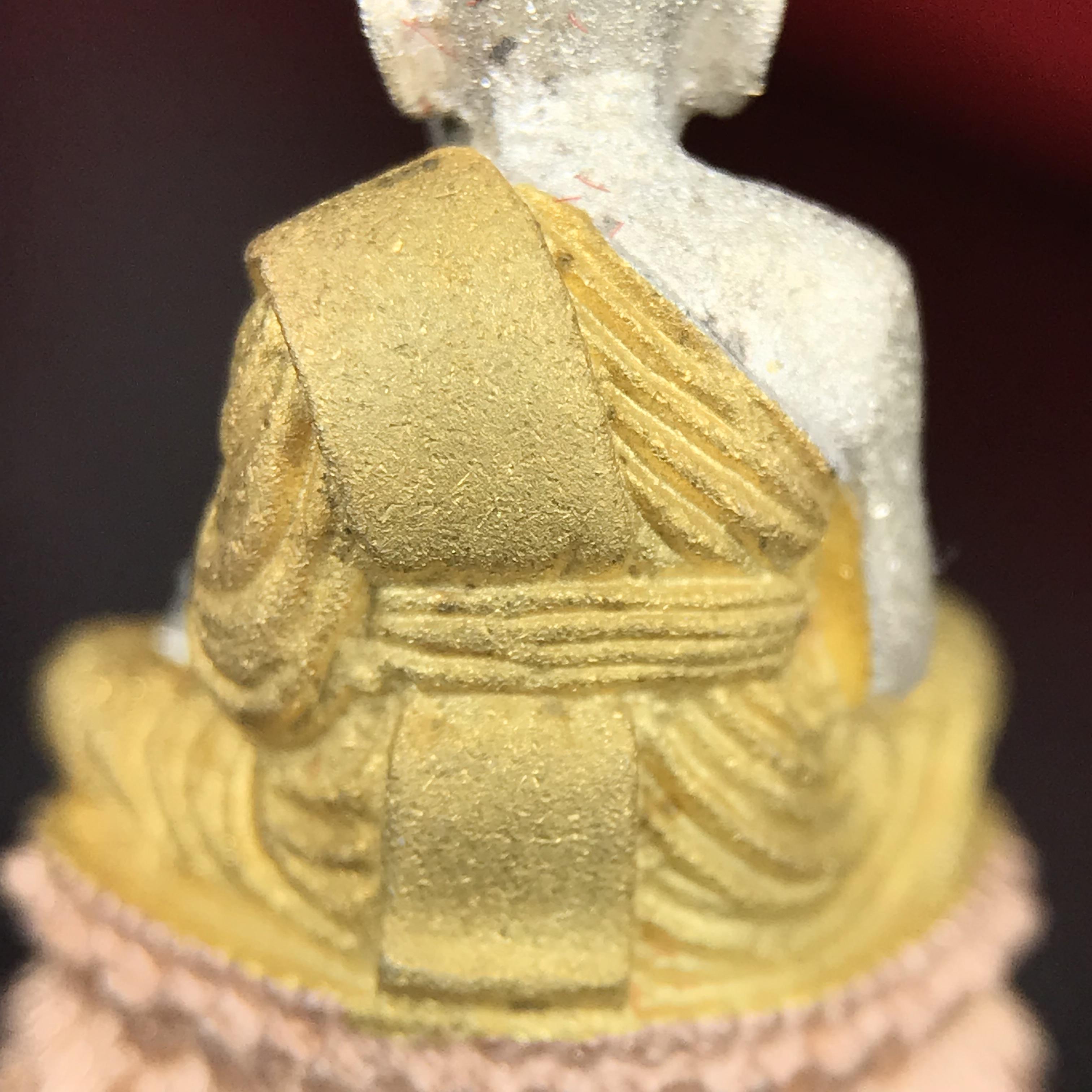 สมเด็จหลวงปู่ทวด วัดช้างให้ รุ่น เฉลิมพระเกียรติ ตราสัญลักษณ์ มวก. พิมพ์ลอยองค์เนื้อเงิน-สามกษัตริย์ ปี 2544 พิธีพุทธาภิเษกใหญ่ ณ อุโบสถวัดช้างให้และอุโบสถวัดพระศรีรัตนศาสดาราม ( วัดพระแก้ว )โดยนิมนต์เกจิชื่อดังสายใต้ทั้งหมดจำนวน 108 รูป