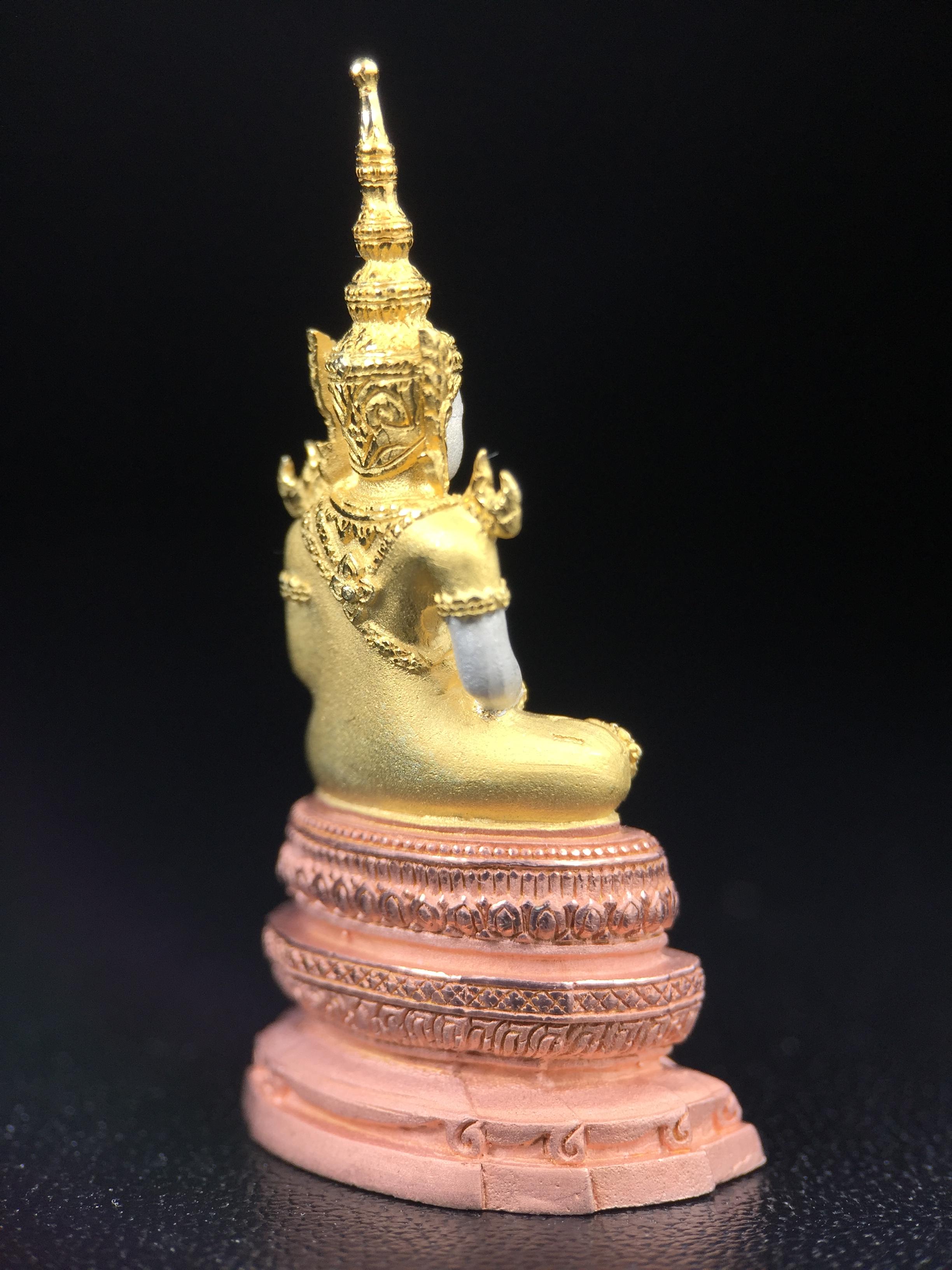 พระแก้วมรกต ภปร. ปี2547 จัดสร้างโดย รพ.ภูมิพลฯ เนื้อเงิน (3 กษัตริย์)ลอยองค์ หน้าตัก 1/2 นิ้ว งดงามทรงคุณค่าอีกหนึ่งรุ่นยอดนิยม หายาก