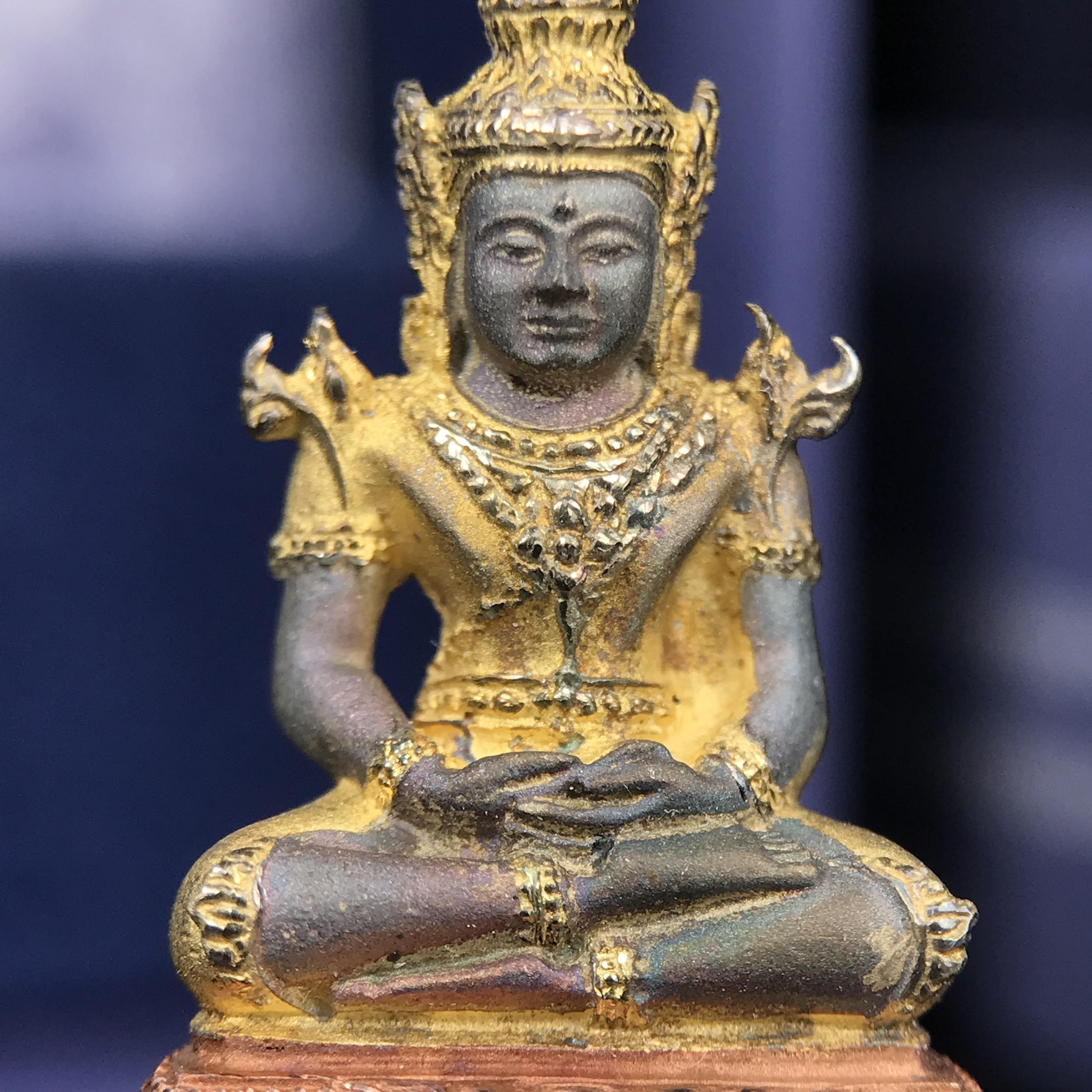 พระแก้วมรกต ภปร. ปี 2547 จัดสร้างโดยโรงพยาบาลภูมิพลอดุลยเดช เนื้อเงิน(3 กษัตริย์) ลอยองค์ หน้าตัก 1/2 นิ้ว สูง 3.7 ซม.พิธีมหามังคาภิเษก ณ พระอุโบสถวัดพระศรีรัตนศาสดาราม(วัดพระแก้ว) งดงามทรงคุณค่าอีกหนึ่งรุ่นยอดนิยม หายาก(องค์หมายเลข ๑๔๖๖)ผิวเดิมติดรุ้งสวย