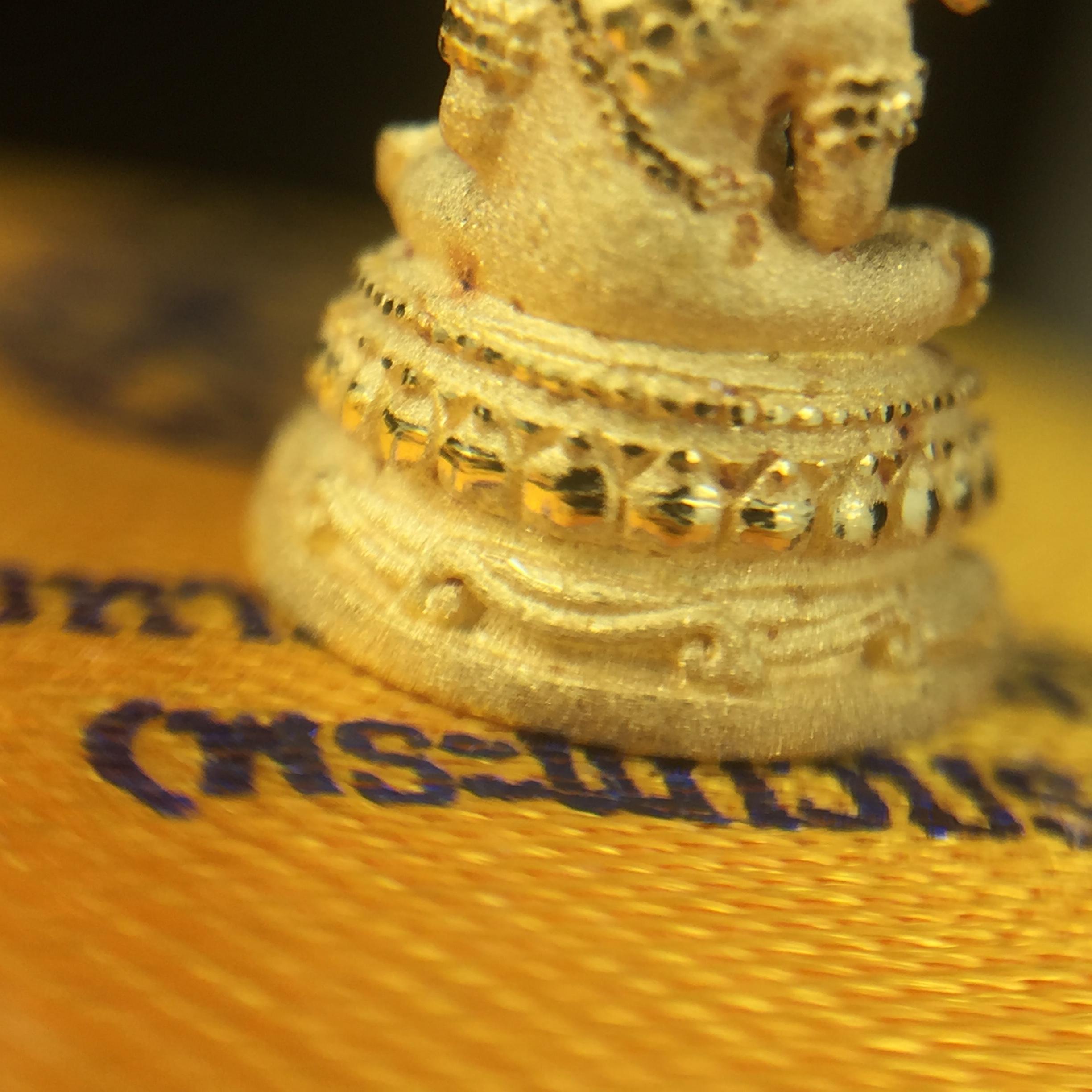 พระแก้วมรกต(จำลอง)ลอยองค์ ขนาดหน้าตัก 1/4 นิ้ว(พิมพ์เล็ก) ทรงเครื่องฤดูร้อน เนื้อทองคำ ตราสัญลักษณ์ฉลองสิริราชสมบัติครบ 60 ปี พ.ศ.2549 (สวย กล่องการ์ดใบรับรอง ครบสมบูรณ์)