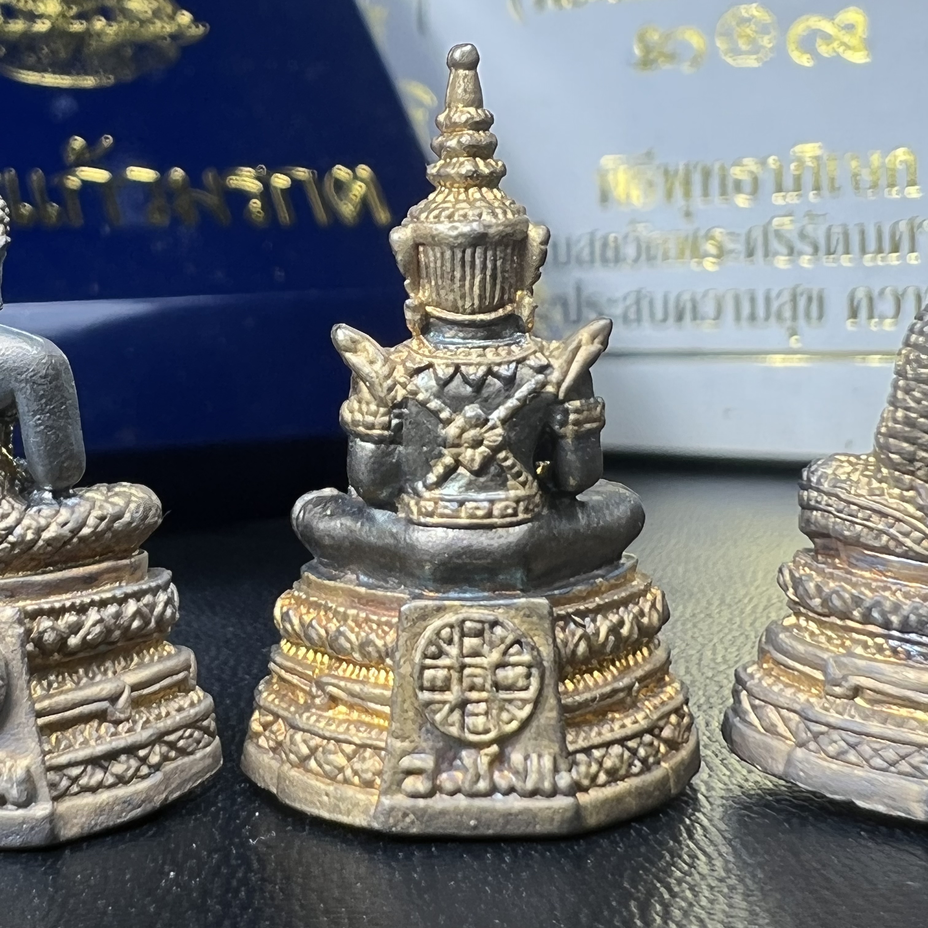 พระแก้วมรกต รุ่นเทิดพระเกียรติ พิธีมหาพุทธาภิเษก ณ.วัดพระศรีรัตนศาสดาราม วันเสาร์ห้าที่ 26 เม .ย. 2540 ชุด 3 ฤดู (1 ชุด 3 องค์)เนื้อสองกษัตริย์ ผิวเดิมครบชุดพร้อมกล่องบรรจุเดิม