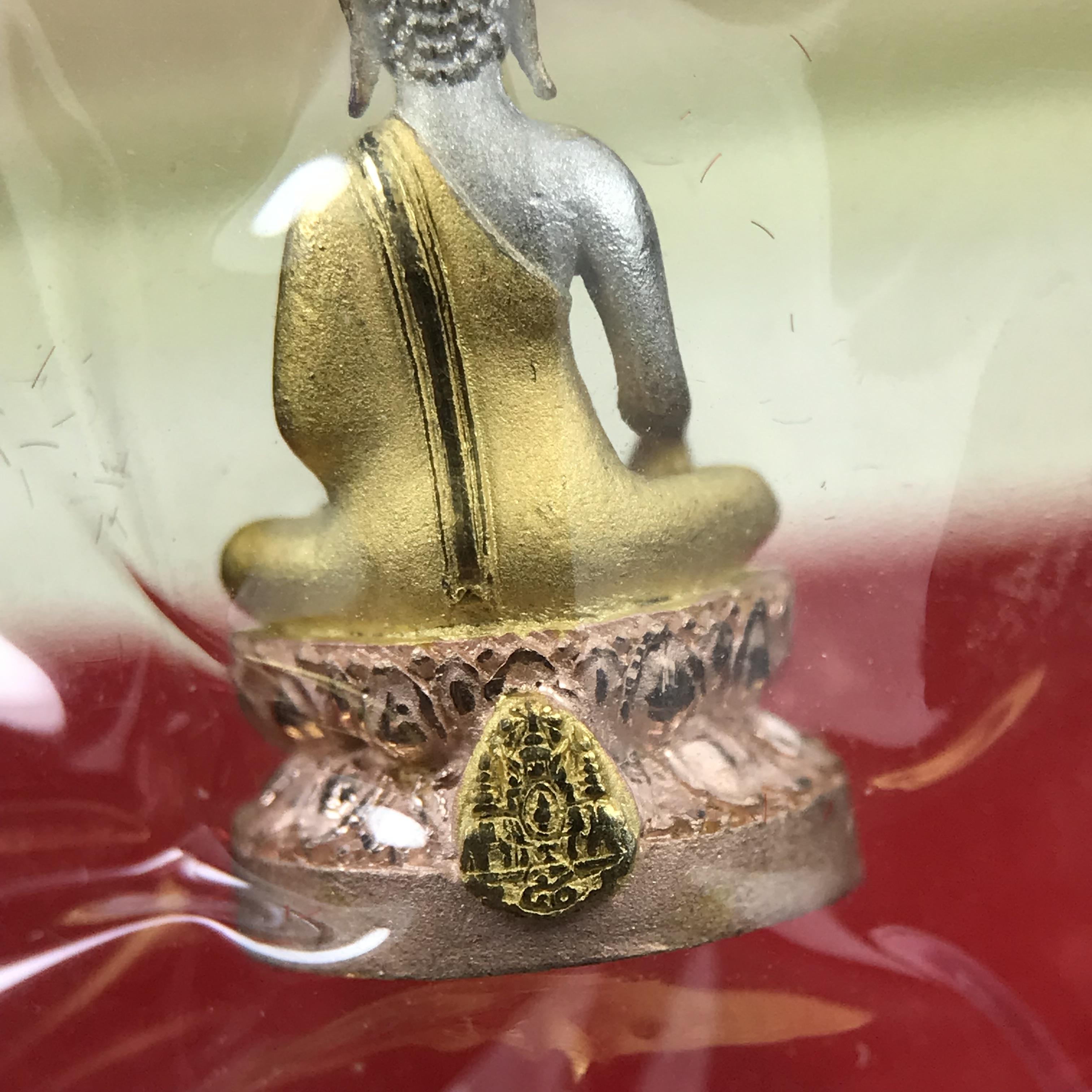 พระชัยวัฒน์พระพุทธนวราชบพิตร ครองสิริราชสมบัติครบ 50 ปี พ.ศ.2540 ขนาดสูง 1.9 ซม. เนื้อเงินสามกษัตริย์(ผิวเดิม)(ซีนซองเดิม) พร้อมกล่องบรรจุเดิมครบสมบูรณ์ 1ใน 9500 องค์(พุทธนวราชบพิตร นิมิตรหมายแห่งความสามัคคี ด้วยไมตรีแห่งองค์พระภูมิพล)