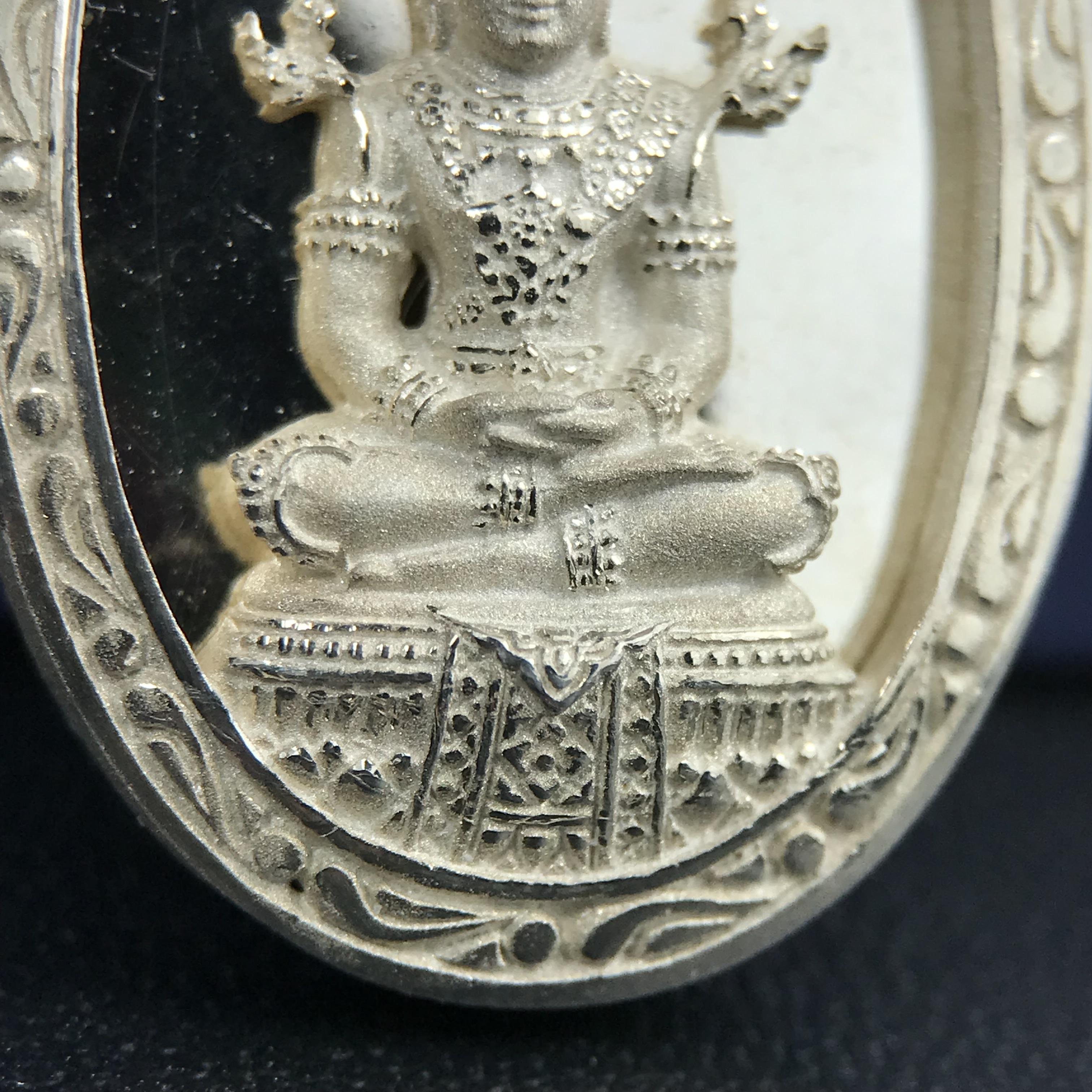 พระแก้วมรกต ภปร. ปี 2547 จัดสร้างโดยโรงพยาบาลภูมิพลอดุลยเดช เนื้อเงิน (3 กษัตริย์) เหรียญทรงกลมรี ขนาด 20*28 มม.พิธีมหามังคาภิเษก ณ พระอุโบสถวัดพระศรีรัตนศาสดาราม(วัดพระแก้ว) งดงามทรงคุณค่าอีกหนึ่งรุ่นยอดนิยม หายาก(องค์หมายเลข ๑๐๔๖)