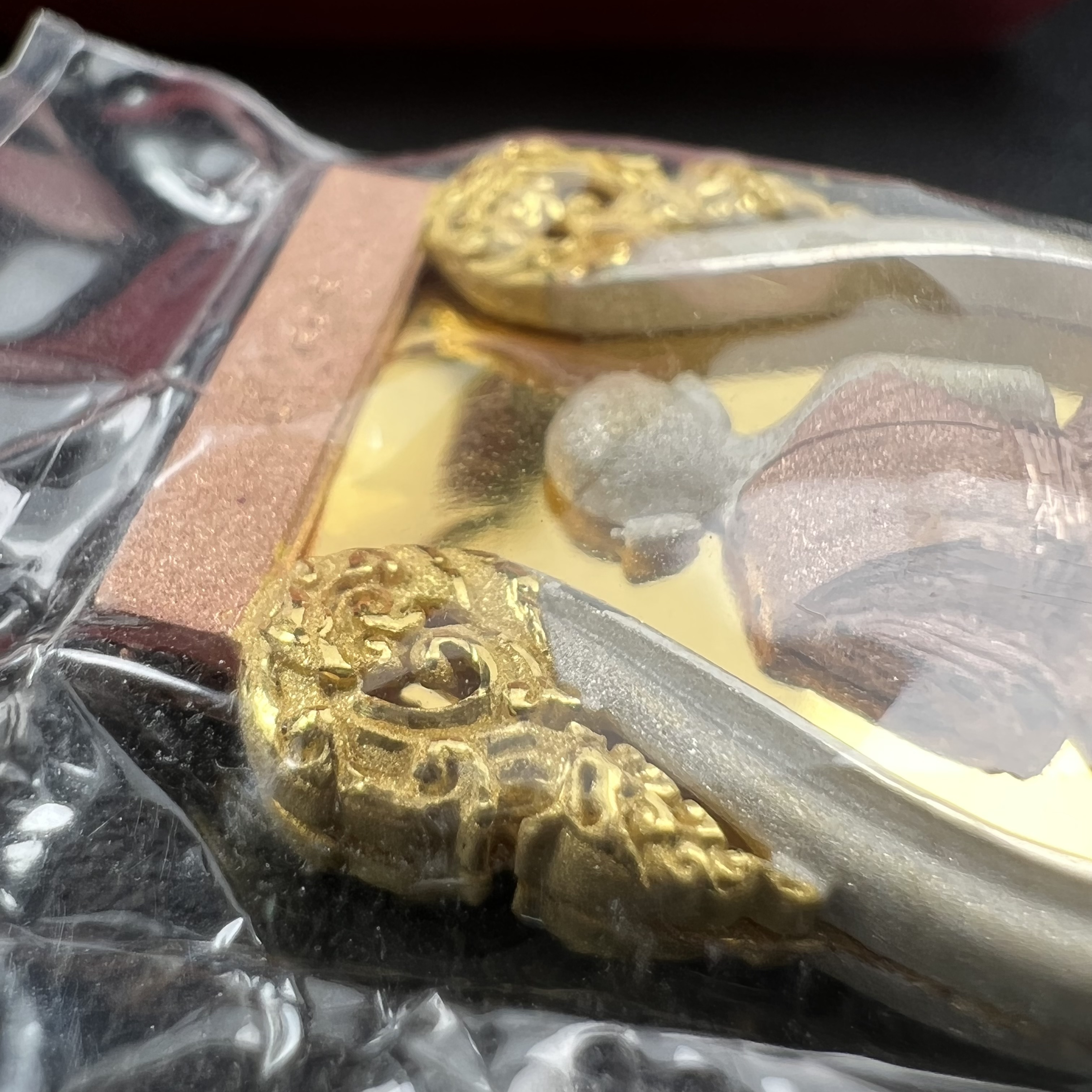 หลวงพ่อทวดเหยียบน้ำทะเลจืด รุ่นครบรอบกระทรวงกลาโหม 115 ปี พิธีปลุกเสก ณ มหาเจดีย์วัดพะโค๊ะ และบนเรือรบหลวงกองเรือยุทธการภาคที่ 2 กลางทะเล จังหวัดสงขลา ปี2545 เหรียญทรงเสมาเนื้อเงินสามกษัตริย์(ฉากพื้นหลังผิวกระจก) ตอกโค๊ตและหมายเลข ซีนซองเดิมกล่องบรรจุเดิม