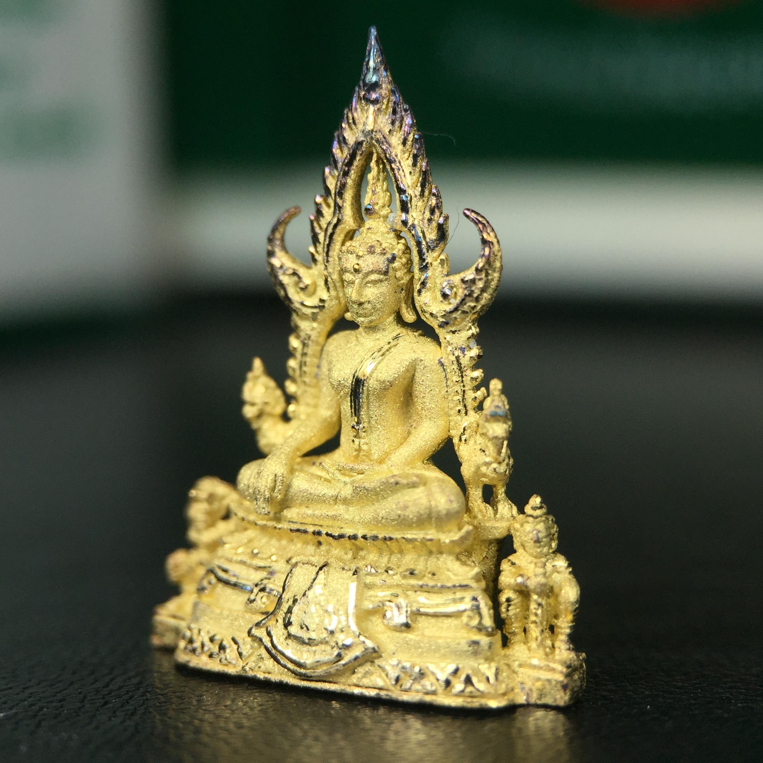 พระพุทธชินราช ภปร. ในวโรกาสพระราชพิธีมหามงคล เฉลิมพระชนมายุ6รอบ 5ธันวาคม2542 มูลนิธิพิทักษ์ดวงตาประชาชน จัดสร้าง เนื้อเงินบริสุทธิ์ 99.9% แบบชุบทองประกายเพชร 3 ไมครอน พิมพ์กลาง ขนาดสูง 2.4 ซม. พร้อมกล่องบรรจุเดิม