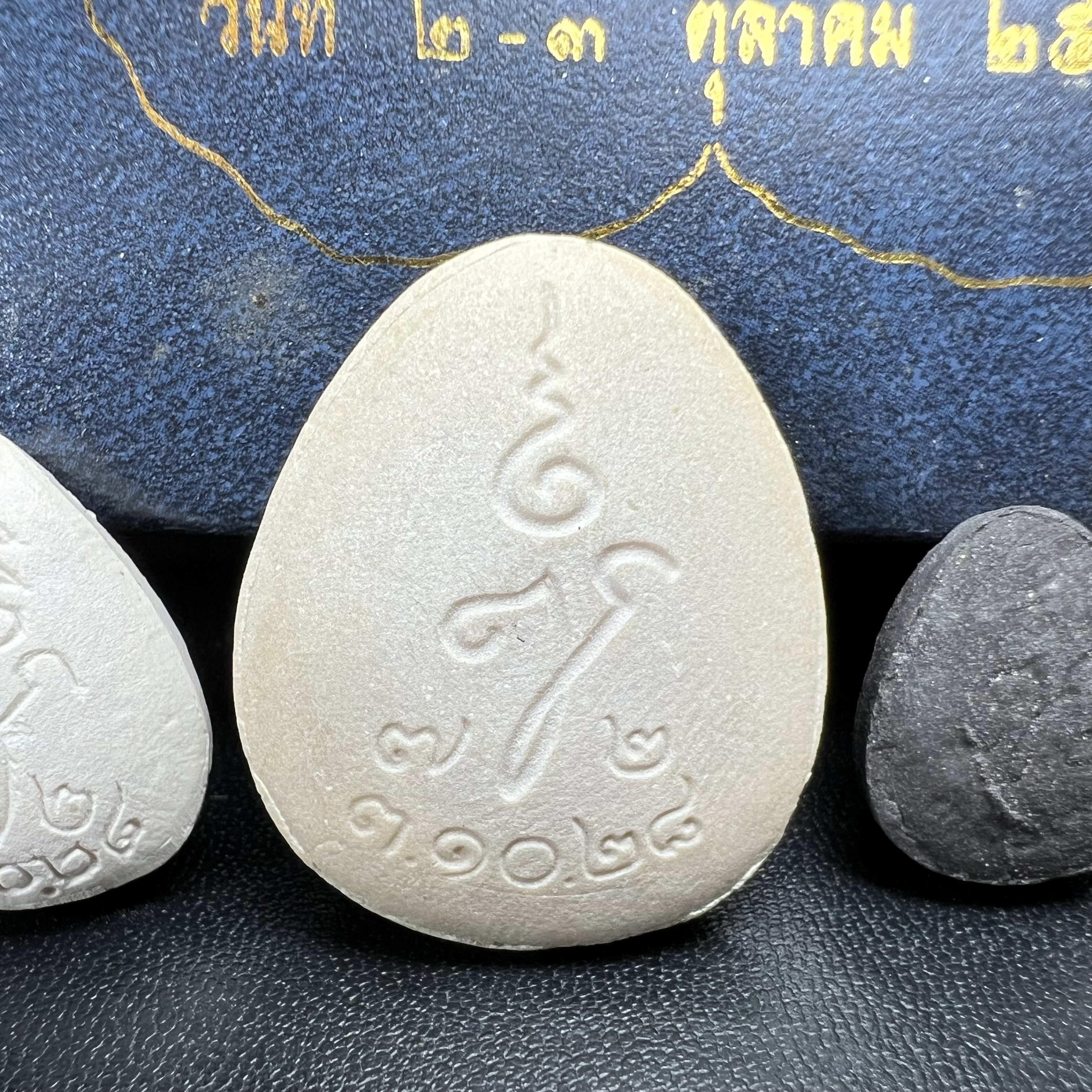 พระปิดตา รุ่นแรก ชุดกรรมการ ชุดมงคลการบำเพ็ญกุศลอายุครบ 6 รอบ(72 พรรษา) สมเด็จพระญาณสังวร วัดบวรนิเวศวิหาร วันที่ 2-3 ตุลาคม 2528 (1ชุดประกอบด้วยพระเนื้อผง 4 รายการ)ชุดกรรมการพร้อมกล่องบรรจุเดิมครบสมบูรณ์(หายาก)