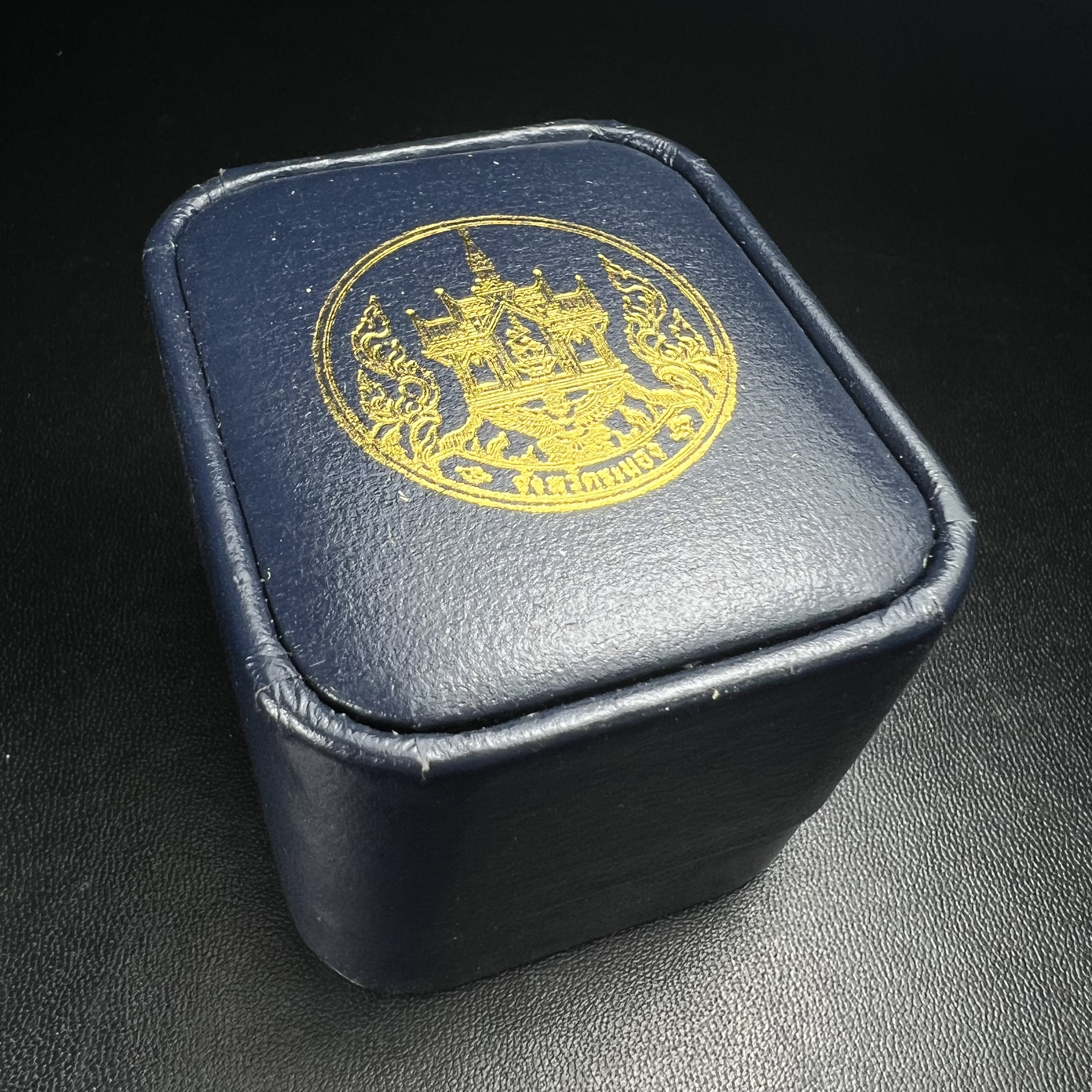 รูปหล่อลอยองค์พระโพธิสัตว์กวนอิม ทรงประทับมังกร จ.ระนอง ปี 2539 เนื้อเงิน พิมพ์ใหญ่(ผิวรุ้งไฟ)(สภาพผิวเดิมขึ้นสีรุ้งธรรมชาติสวยแบบนิยม)(เสน่ห์พระเนื้อเงินสีสันที่ธรรมชาติสรรค์สร้าง)เฉลิมฉลองในวโรกาสที่พระบาทสมเด็จพระเจ้าอยู่หัวทรงครองสิริราชสมบัติครบ50ปี