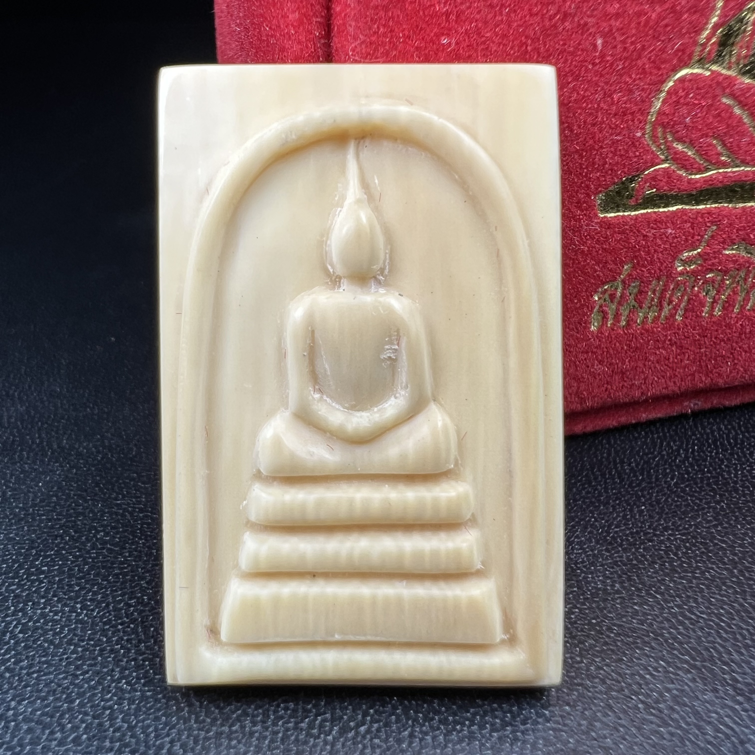 สมเด็จพระพุฒาจารย์ (โต พรหมรังสี) รุ่นคชสารหมื่นปี พ.ศ.2542 สมเด็จพิมพ์ใหญ่(หลังเรียบ) สภาพสวยสมบูรณ์กล่องบรรจุเดิมครบ หายาก