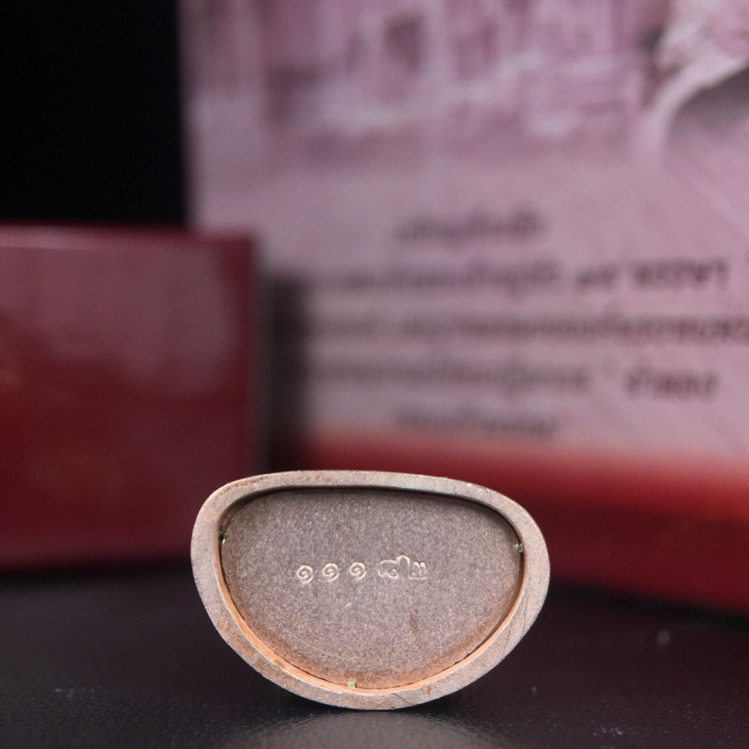 พระแก้วมรกต ภปร.(รุ่นแรก) ปี2545 รุ่นฉลองกรุงรัตนโกสินทร์ครบ 220 ปี พิมพ์ลอยองค์ใหญ่ เนื้อเงินบริสุทธิ์ 92.5% (สามกษัตริย์) ขนาด 19*35 มม. พร้อมกล่องบรรจุเดิม สวยครบสมบูรณ์