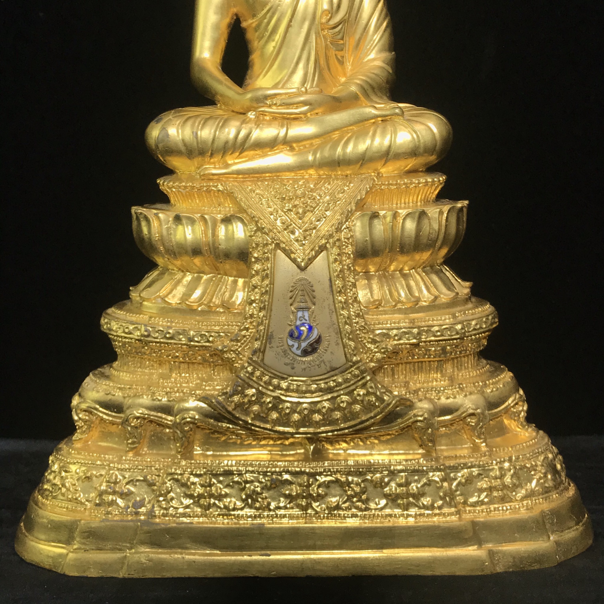 พระพุทธนวมมหาราชายุจฉับปริวัตนมงคล ภปร. พระบาทสมเด็จพระเจ้าอยู่ห้วรัชกาลที่9 เนื่องในวโรกาสเฉลิมพระชนมพรรษา 6 รอบ ( 72 พรรษา )ปี 2542 โดยสำนักนายกรัฐมนตรี หน้าตัก 5นิ้ว(พิธีใหญ่ พุทธศิลป์สวย งดงาม)