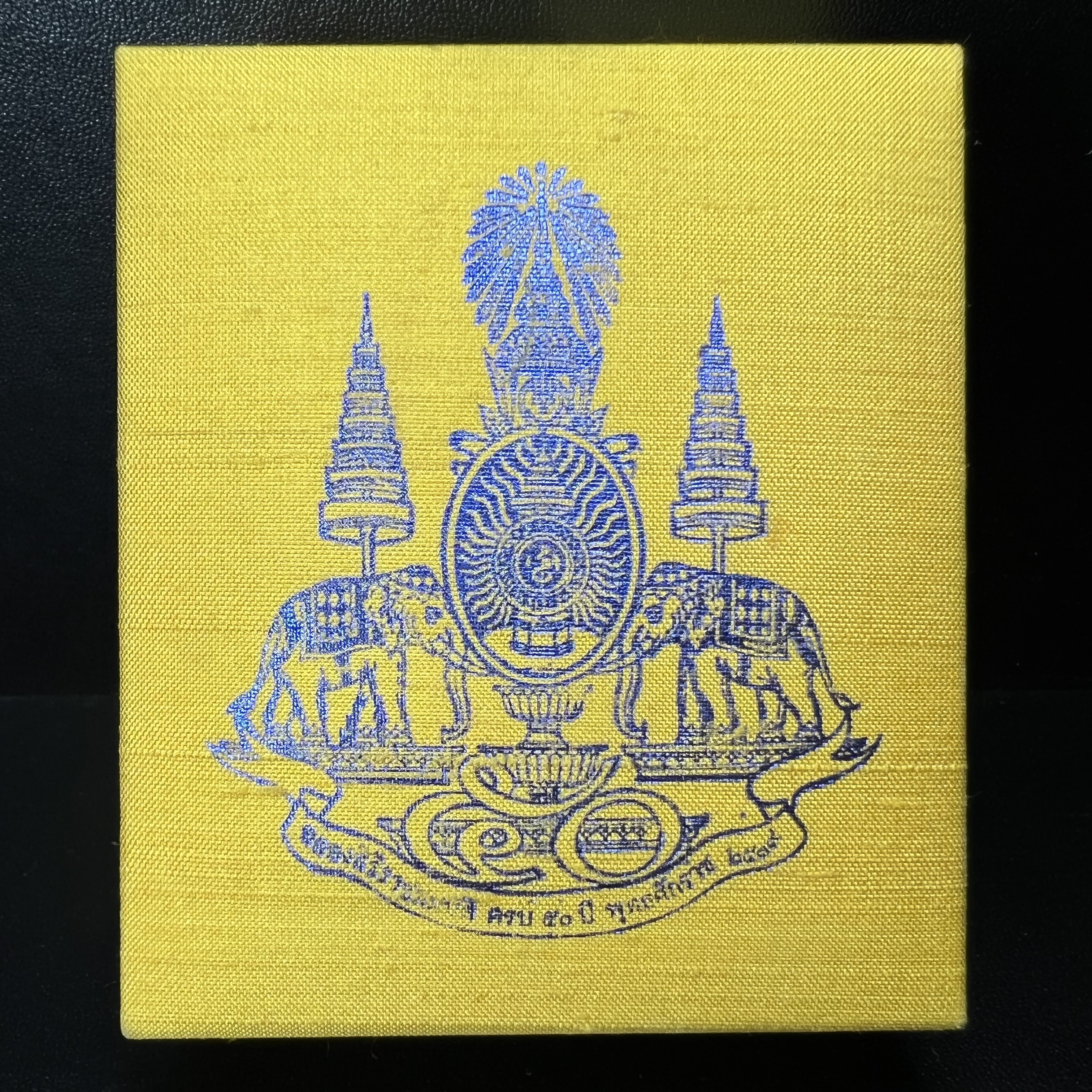 เหรียญพระพิฆเนศวร ญสส. ชุดกาญจนาภิเษกครองราชย์ 50 ปี พุทธศักราช 2538 พิมพ์ใหญ่(2.9 ซม.) เนื้อเงินผิวเดิมกลับดำขึ้นสีรุ้งเข้มขลังงดงามธรรมชาติสร้างสรรค์ สภาพสวยเดิมพร้อมกล่องบรรจุเดิม ตอกโค๊ดหมายเลขกำกับ(1ใน 5539องค์)