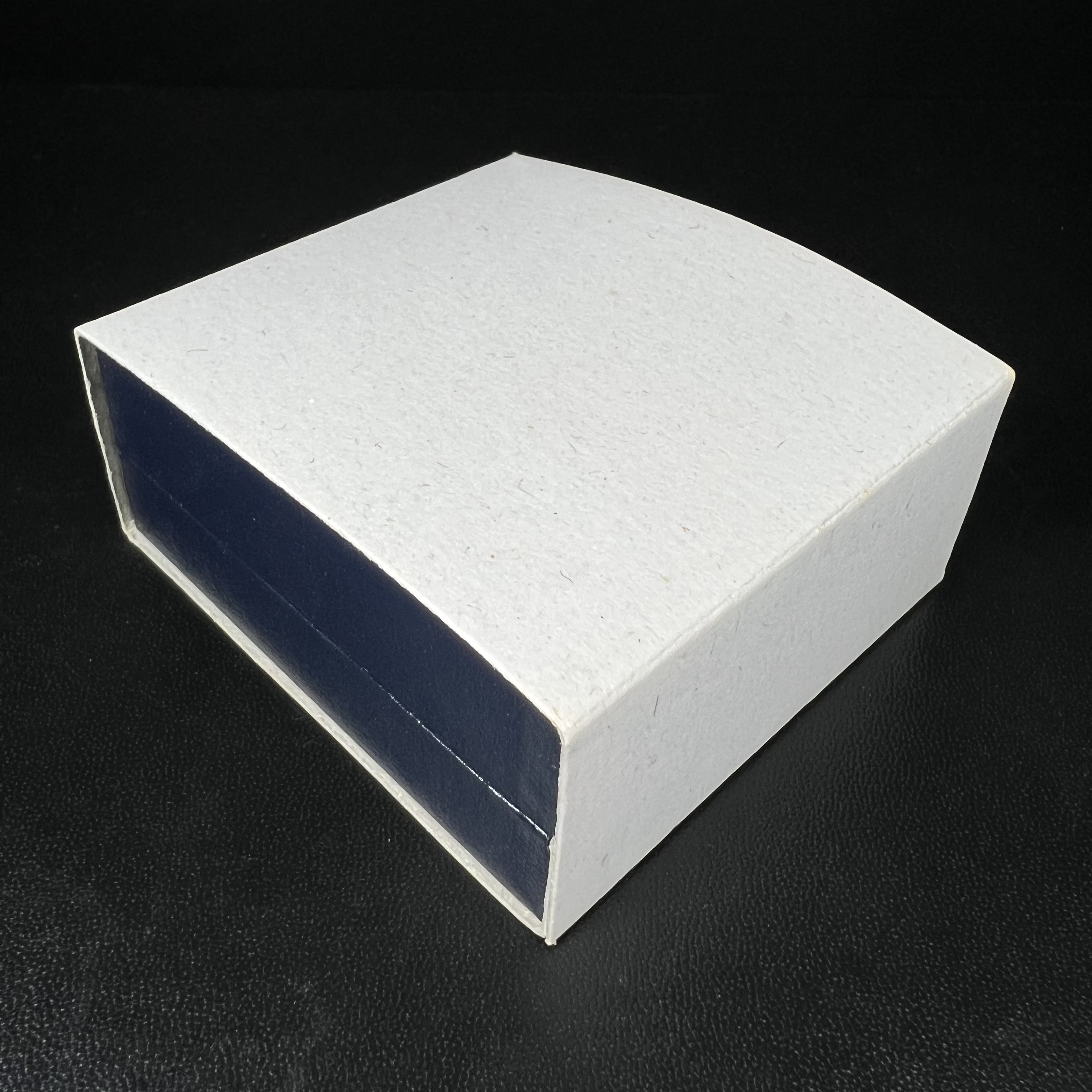 พระแก้วมรกต กรมสรรพสามิตจัดสร้างขึ้นเนื่องในโอกาสครบรอบ 64 ปีของกรมสรรพสามิต และเนื่องในวโรกาสที่พระบาทสมเด็จพระเจ้าอยู่หัวทรงครองราชย์ครบ 50 ปีในปีกาญจนาภิเษก เมื่อ พ.ศ.2539 เนื้อเงินรมดำขัดเงาพร้อมกล่องบรรจุเดิม