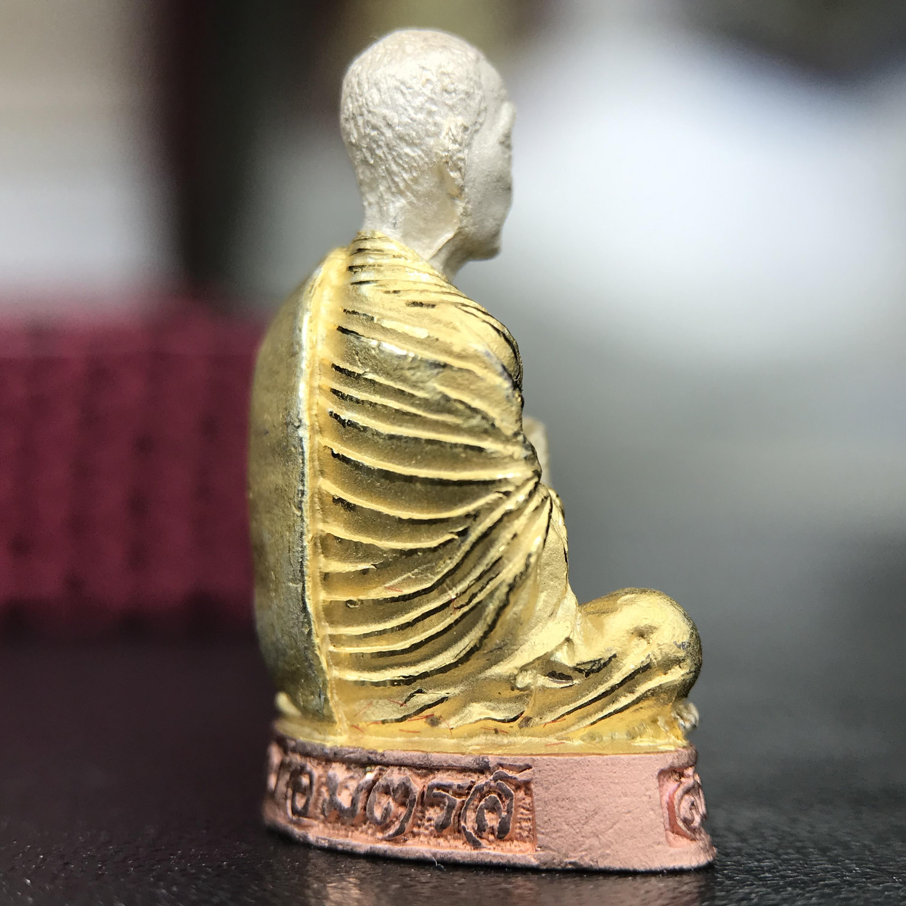 รูปเหมือนสมเด็จพระพุฒาจารย์ (โต พรหมรังสี)วัดใหม่อมตรส บางขุนพรหม ปี2540 รุ่นกาญจนาภิเษก จัดสร้างในวโรกาสที่รัชกาลที่ 9 ทรงครองสิริราชสมบัติ ครบ 50ปี ลอยองค์พิมพ์ใหญ่ เนื้อเงินบริสุทธิ์ 99.9% แบบชุบสามกษัตริย์ขัดเงาบางส่วน พร้อมกล่องบรรจุใบรับรองเดิมครบ