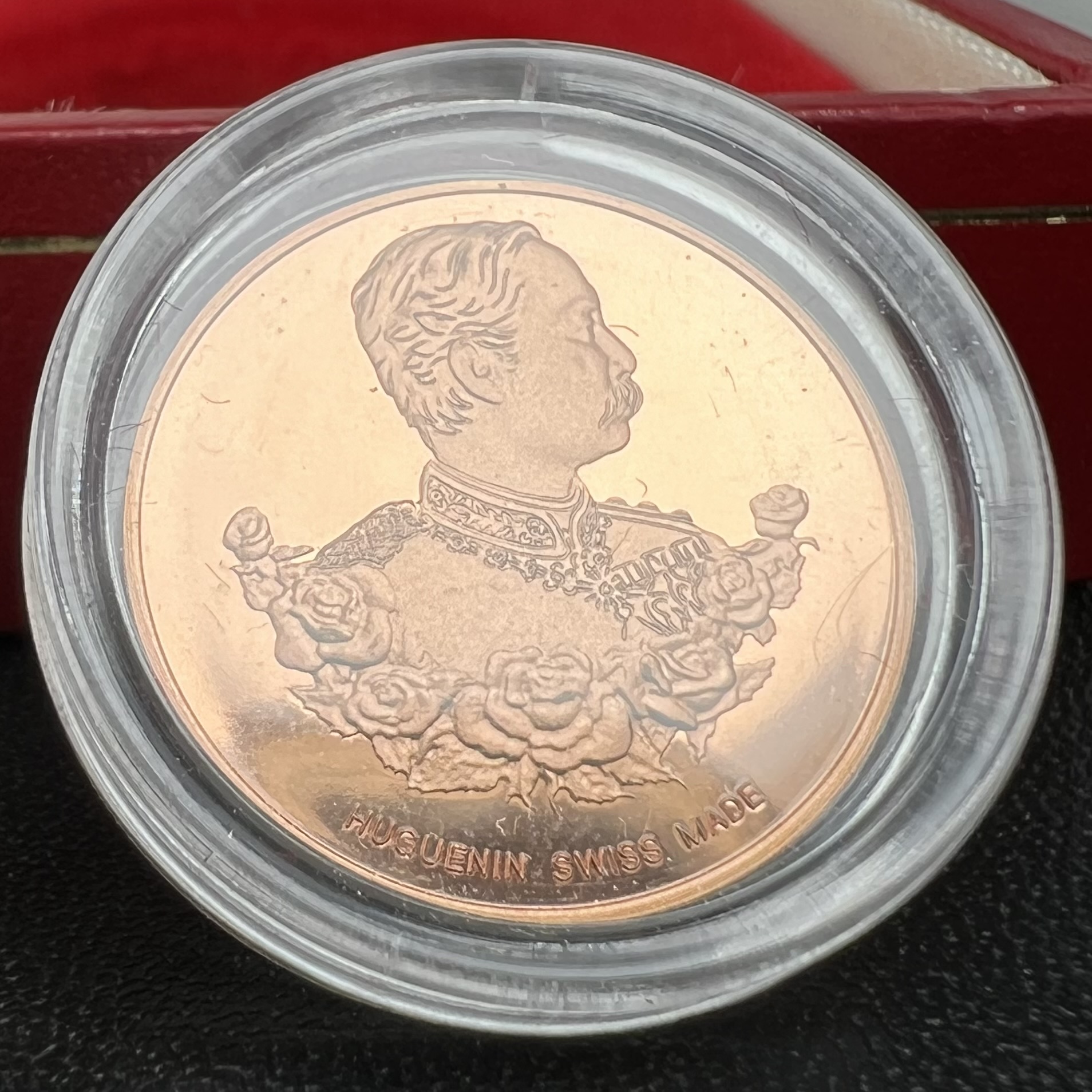 เหรียญพระพุทธโสธร-สมเด็จพระปิยมหาราช รุ่นกาญจนาภิเษก วัดสุทัศน์เทพวราราม ปี2538 ครบชุดสามกษัตริย์ 1 ชุดมี 3 เนื้อ (เงินขัดเงา+กะไหล่ทองขัดเงา+ทองแดงบริสุทธิ์ขัดเงา) ขนาด 19 มม. ครบชุดพิมพ์เล็กหมายเลขเดียวกันพร้อมกล่องและใบรับรองเดิม(1ใน 1000 ชุด หายากมาก)