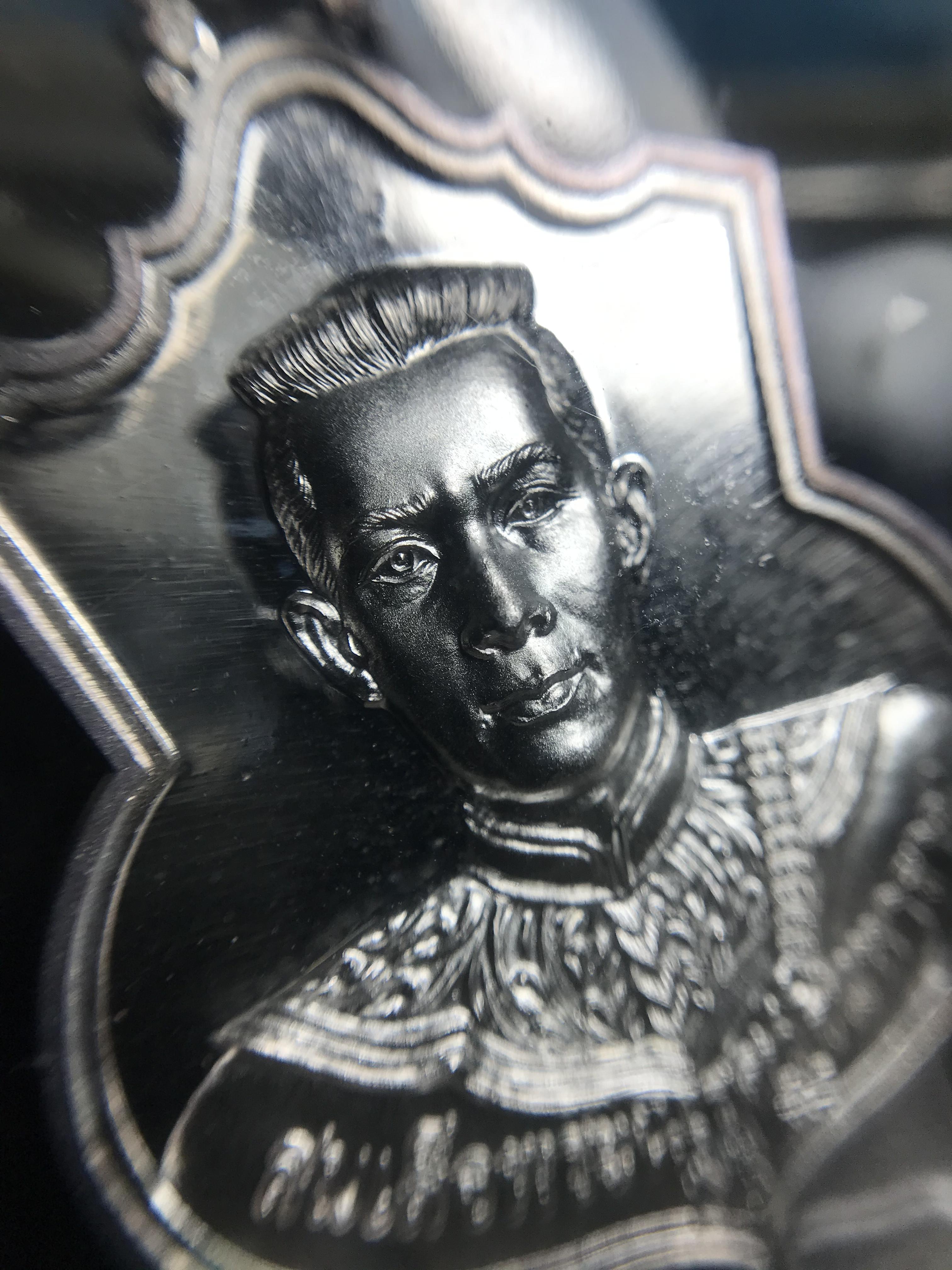 เหรียญสมเด็จพระนเรศวรมหาราช รุ่นสู้ หลัง สก. ปี2548 พิธีใหญ่ เนื้อเงิน(คงสภาพผิวเดิม พี้นผิวกระจก ซีนซองเดิม กล่องครบ)หายาก