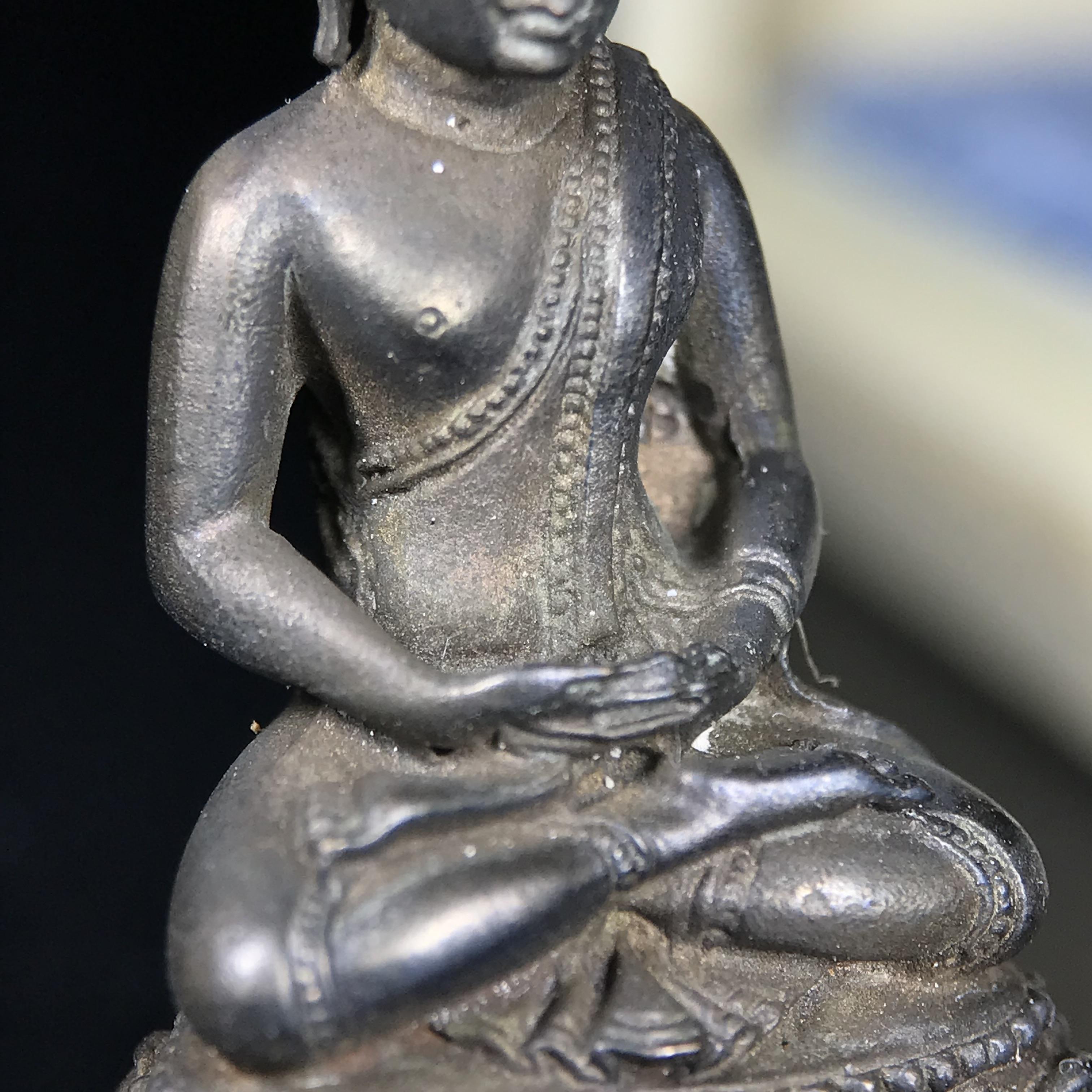 พระกริ่งพิชัยรังสี รุ่นแรก วัดป่าชัยรังสี จ.สมุทรสาคร ปี 2531 เนื้อนวโลหะ ออกแบบโดยนายช่างเกษม มงคลเจริญ ช่างมือหนึ่งแห่งยุค ปลุกเสกโดยพระเกจิอาจารย์ที่มีชื่อเสียงในยุคนั้นมาร่วมพิธีกันหลายรูป พุทธศิลป์ออกแบบได้สวยงดงาม พร้อมกล่องบรรจุเดิมครบ