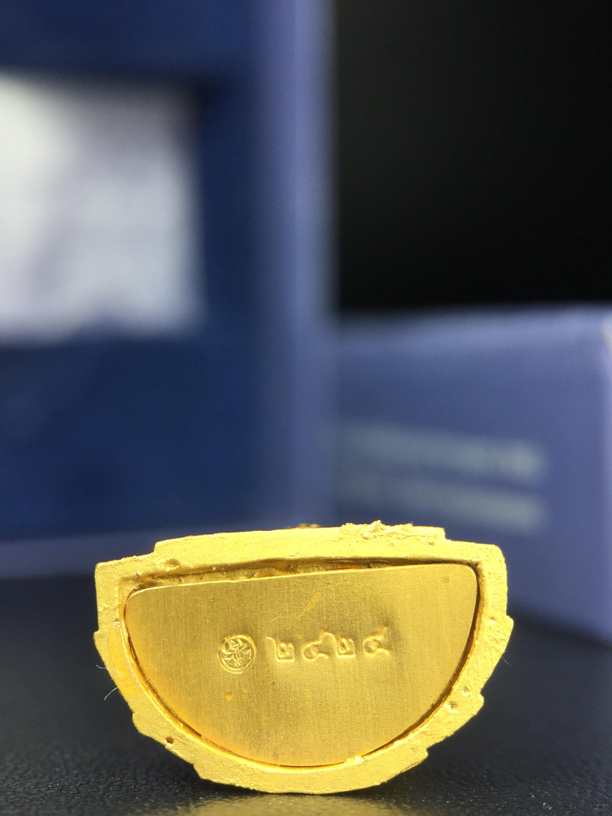 พระแก้วมรกต ภปร. จัดสร้างโดย รพ.ภูมิพลฯ ปี2547 ลอยองค์ขนาดหน้าตัก 1/2 นิ้ว เนื้อเรซิ่นหุ้มทองคำ99.99 งดงามทรงคุณค่าอีกหนึ่งรุ่นยอดนิยม หายาก