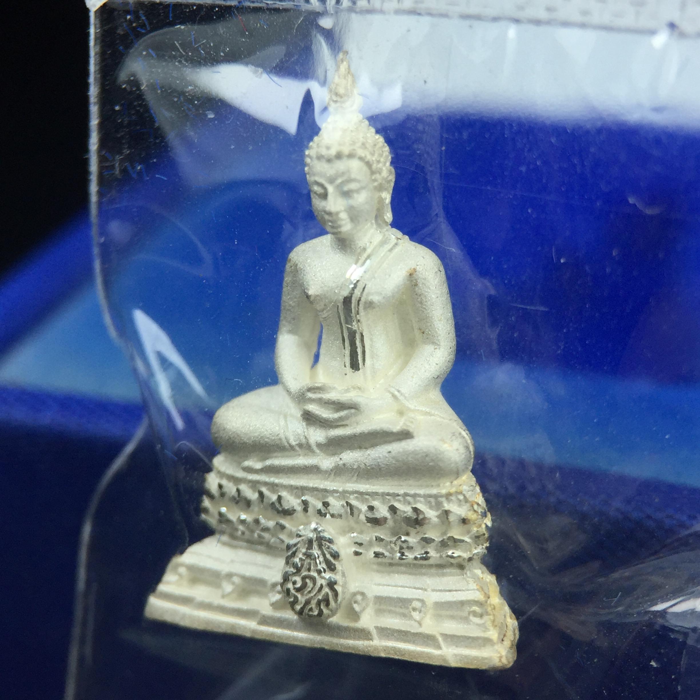 พระชัยวัฒน์พุทธสิหิงค์ ภปร. รุ่นสร้างหอพระธรรมศาสตร์ ปี2542 เนื้อเงิน(ผิวเดิม ซีนซองเดิม กล่องครบสวยสมบูรณ์) มหาพิธี 3วาระอันยิ่งใหญ่(ตอกโค๊ตและหมายเลข)1ใน 10000 องค์