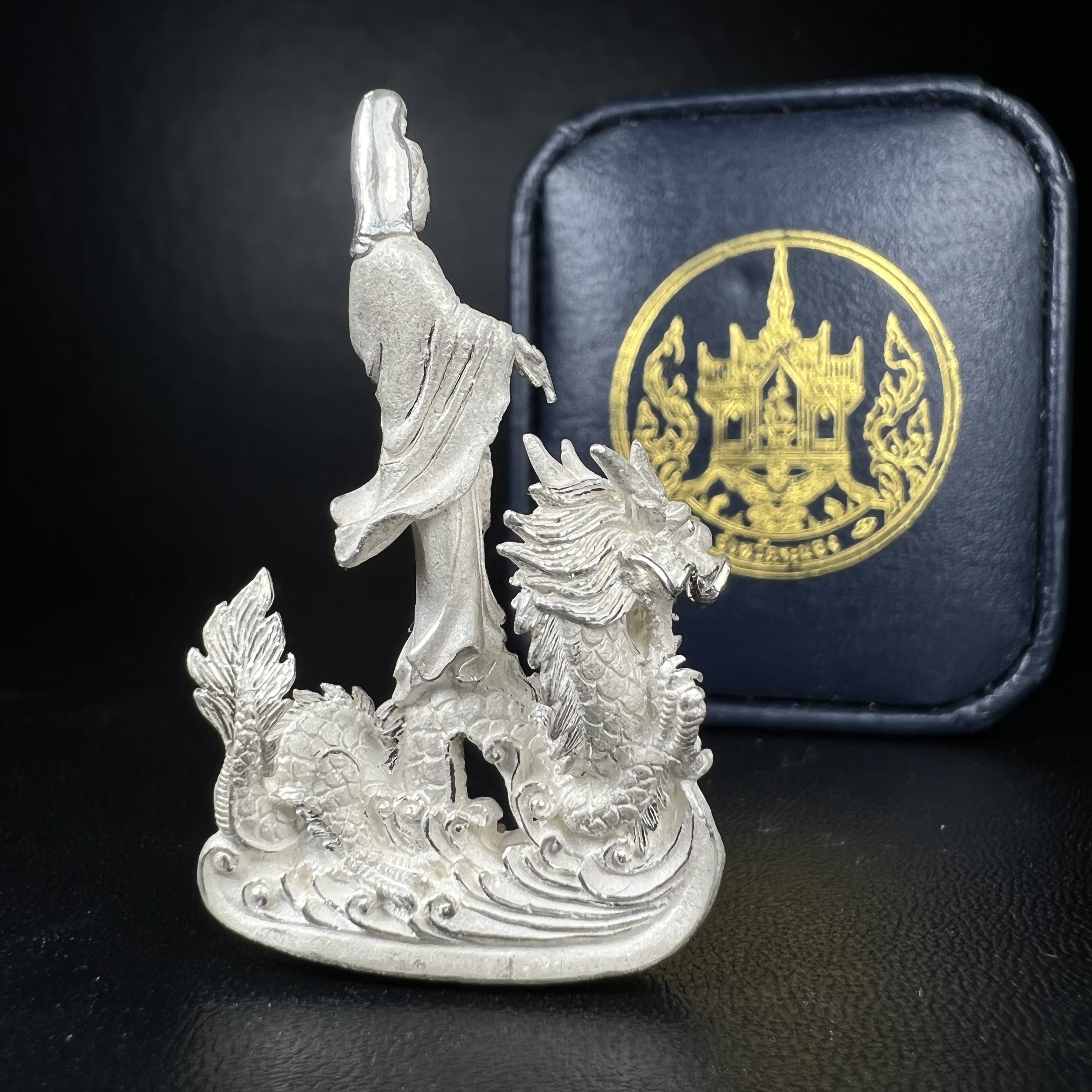 รูปหล่อลอยองค์พระโพธิสัตว์กวนอิม ทรงประทับมังกร จ.ระนอง เนื้อเงิน พิมพ์ใหญ่(สภาพผิว สวยงดงาม ทรงคุณค่า) เฉลิมฉลองในวโรกาสที่พระบาทสมเด็จพระเจ้าอยู่หัวทรงครองสิริราชสมบัติครบ 50 ปี จ.ระนอง พ.ศ.2539