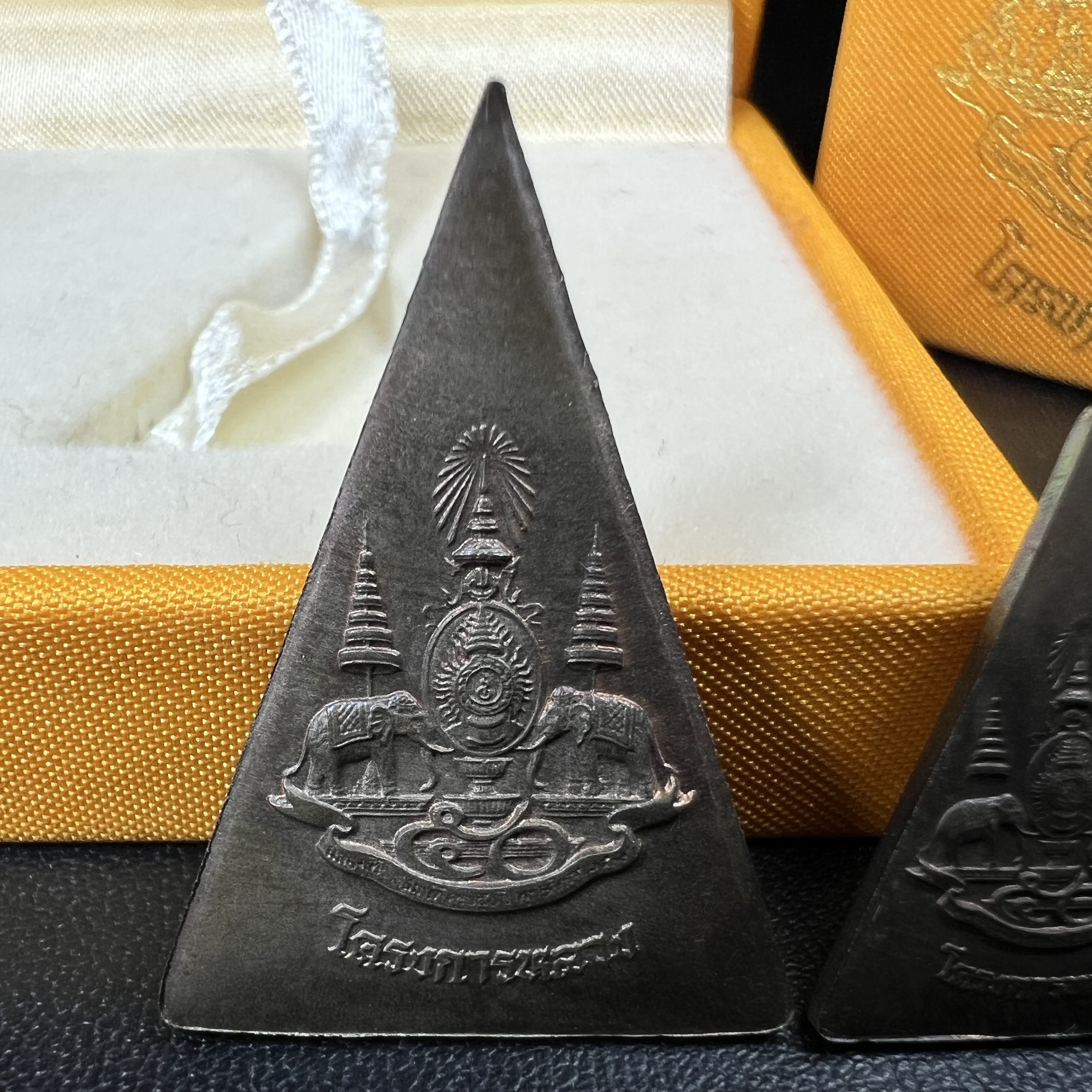 พระพุทธนวราชบพิตร พระพิมพ์จิตรลดา โครงการหลวง ปี2539 (พิมพ์ใหญ่+พิมพ์เล็ก) เนื้อนวโลหะ พร้อมกล่องบรรจุเดิม พิธีใหญ่ ปลุกเสกวัดพระแก้ว(1ชุด 2 องค์)