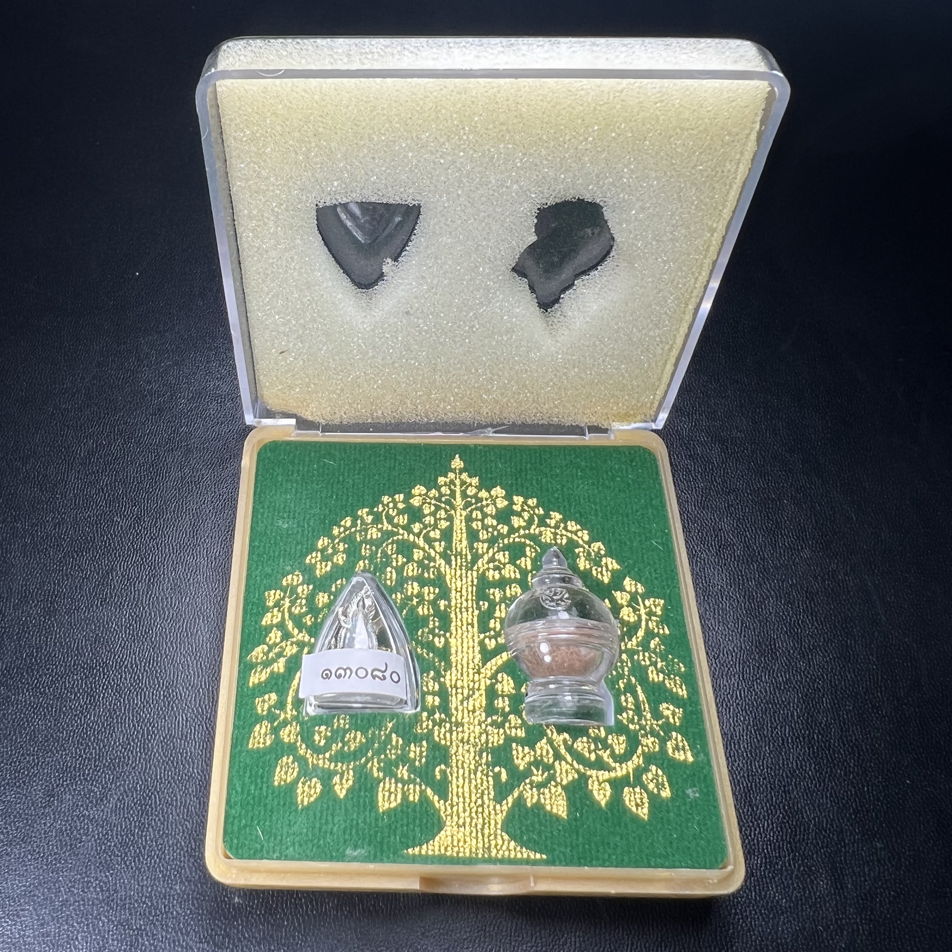 พระพุทธชินราช(จำลอง) ภปร. 84 พรรษา เนื้อเงินชุบทองคำขาว พิมพ์เล็กขนาดหน้าตัก 1/4 นิ้ว (สภาพผิวเดิมสวย ขึ้นสีรุ้งธรรมชาติ แบบนิยม)(พระราชทานมวลสาร จิตรลดาและเส้นพระเจ้า(เส้นผม))พุทธศิลป์ทรงคุณค่าอีกหนึ่งรุ่นยอดนิยม