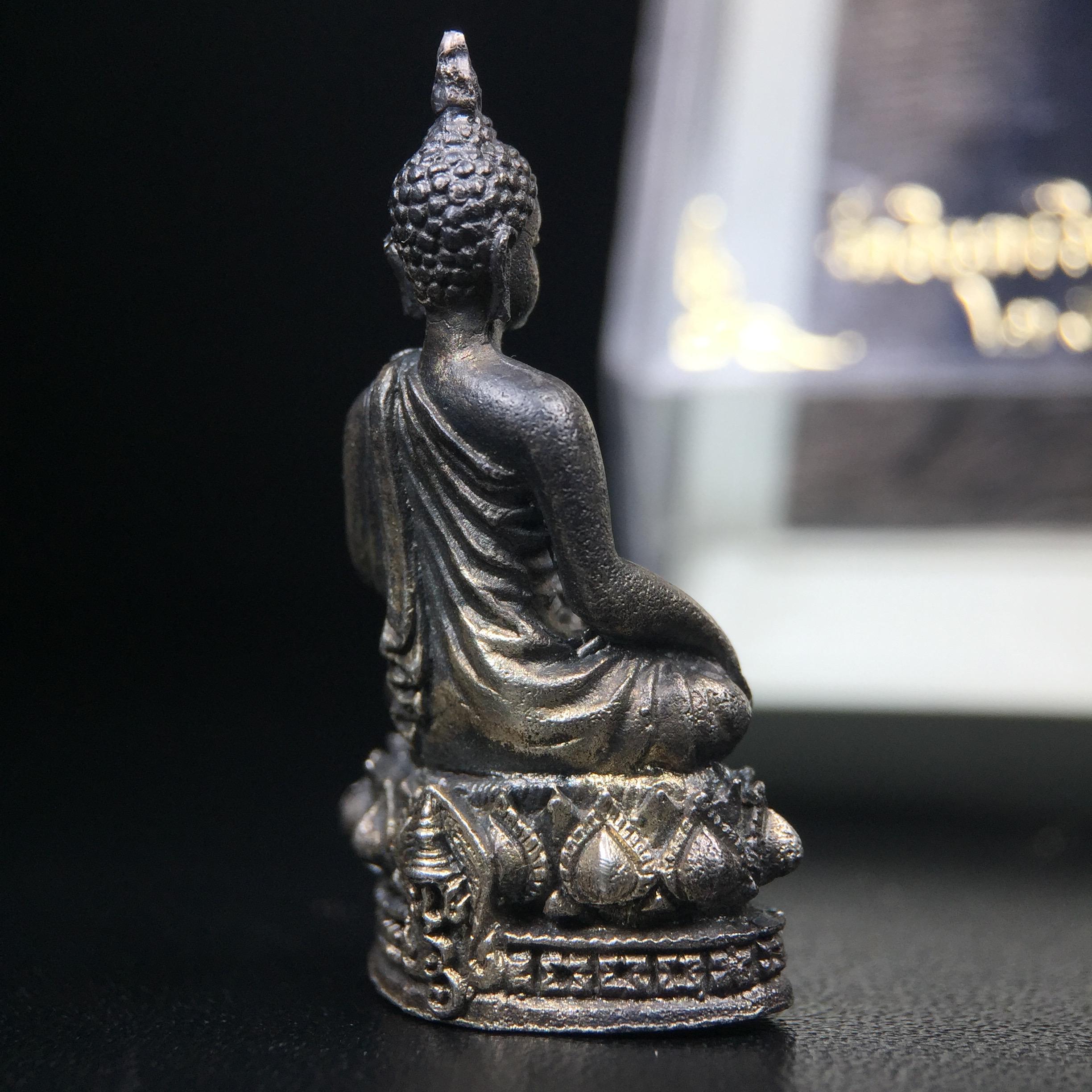 พระกริ่งพรหมรังสี อนุสรณ์ 190 ปี สมเด็จพระพุฒาจารย์ โต วัดอินทรวิหาร ปี2521 เนื้อเงิน(ผิวเดิมเข้มขลัง)พิธีมหาพุทธาภิเษกครั้งยิ่งใหญ่ พิธีสรรพสิทธิชัยไพรีพินาศมหามังคลาภิเษก หมายถึงฤกษ์การปลุกเสกที่เน้นด้านโชคลาภ มีชัยชนะต่อศัตรูการค้า การงาน(รุ่นนี้แนะนำ)