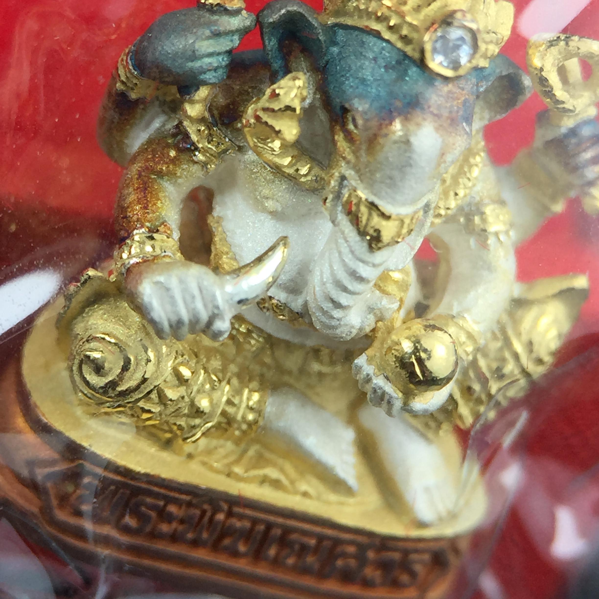 พระพิฆเณศวร วัดบวรนิเวศวิหาร ปี 2542 เนื้อเงินสามกษัตริย์พ่นทรายขัดเงาบางส่วน(ฝังพลอย1เม็ด)(ขนาด 2* 1.4 ซม.) สภาพสวยซีนซองเดิมพร้อมกล่องบรรจุเดิม ตอกโค๊ดหมายเลขกำกับ(ผิวเดิมขึ้นสีรุ้งธรรมชาติ สวย)(คัดสภาพสวยเดิม พิธีใหญ่ พุทธศิลป์งดงาม)