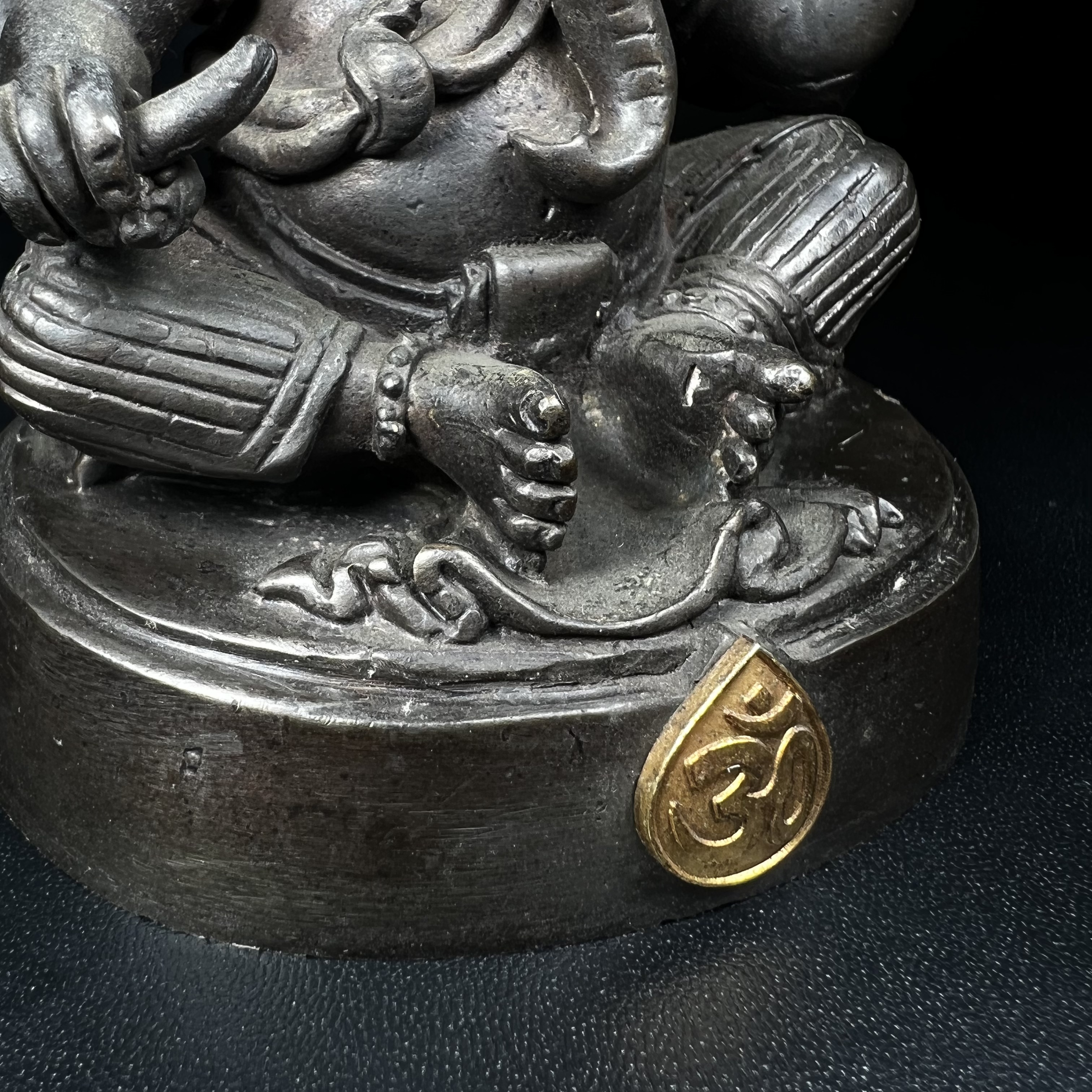 พระพิฆเนศ กรมศิลปากร ปี2547 ขนาดบูชาหน้าตัก 3 นิ้ว โลหะผสมเนื้อดี มีโค๊ดหมายเลขกำกับNo.821 (1 ใน 5000 องค์)รุ่นยอดนิยมหายาก