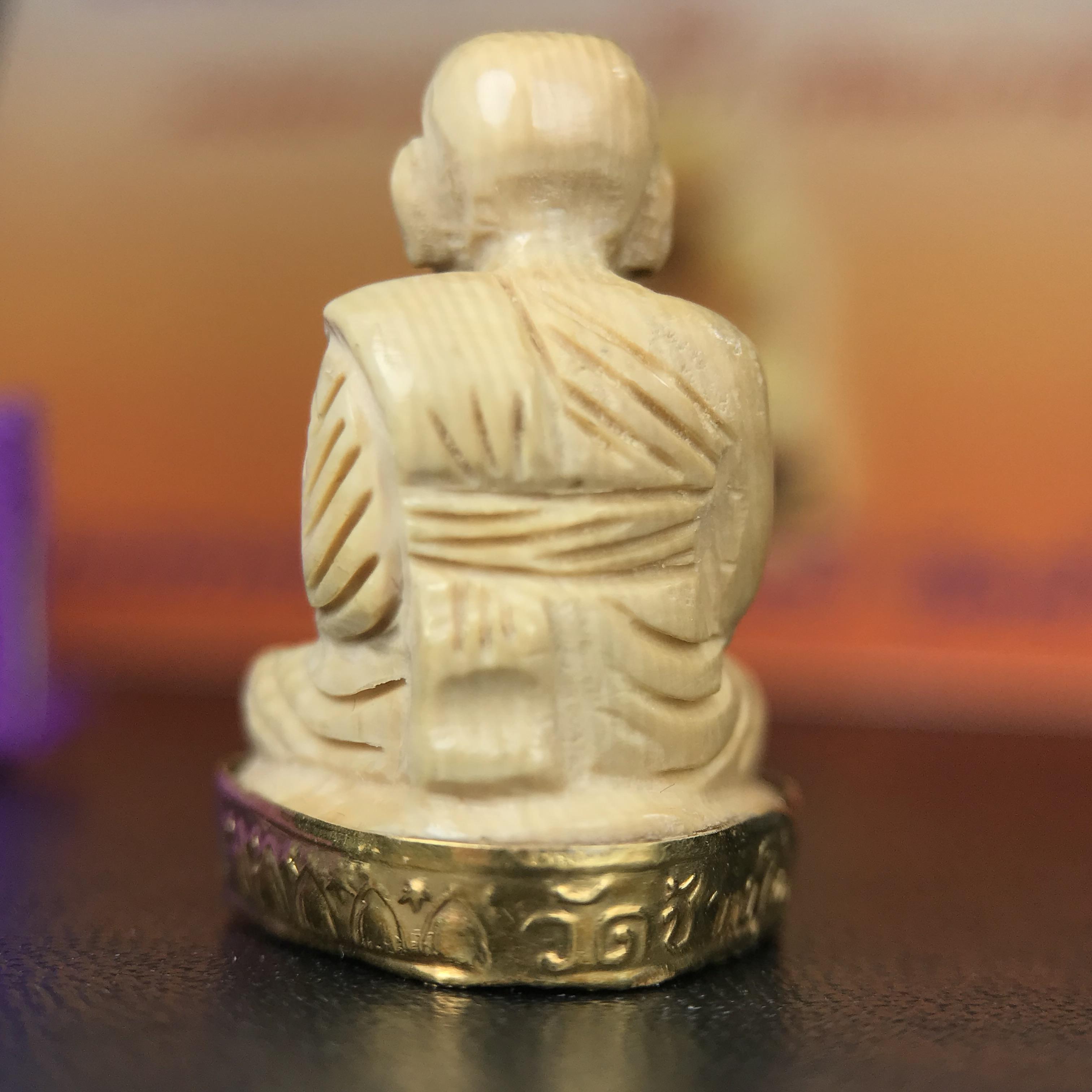 สมเด็จหลวงพ่อทวด รุ่นคชสารหมื่นปี (ศิลปาชีพ) วัดช้างให้ ปี 2541โดยมีท่าน อ.นอง วัดทรายขาว เป็นเจ้าพิธี และมีเกจิร่วมปลุกเสก 108 รูป บรรจุผงว่านเก่าและดินกากยายักษ์(พิมพ์ลอยองค์ฐานทองคำโค๊ตทองคำ)พร้อมกล่องบรรจุและใบรับรองเดิมครบ นิยมหายาก