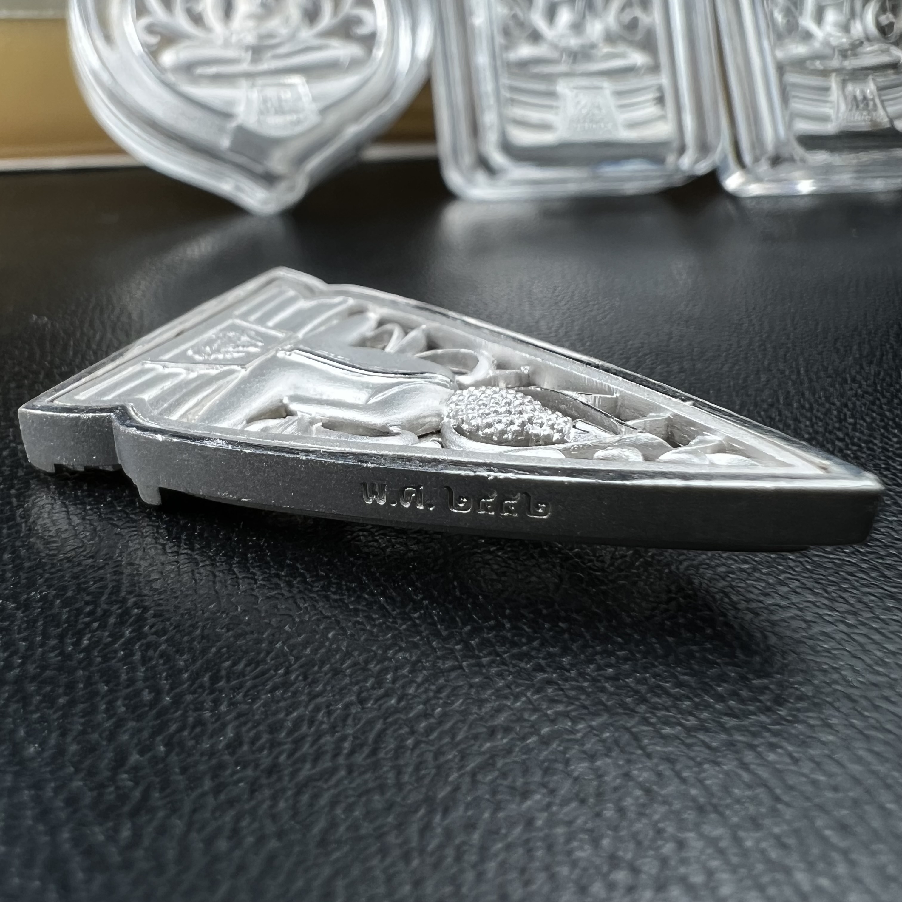 พระพุทธโสธร คุ้มเกล้าฯ ภปร.(ใต้ร่มพระบารมี คุ้มเกล้า) 60ปี รพ.ภูมิพลฯ พ.ศ.2552 เหรียญเนื้อเงิน ชุบทองคำขาว(พิมพ์ รูปอาร์ม+รูปใบมะขาม+รูปห้าเหลี่ยม+รูปสามเหลี่ยม)(1ชุด 4 พิมพ์ ครบทุกแบบที่จัดสร้าง)1 ใน 3000 เหรียญ ครบชุดหายาก