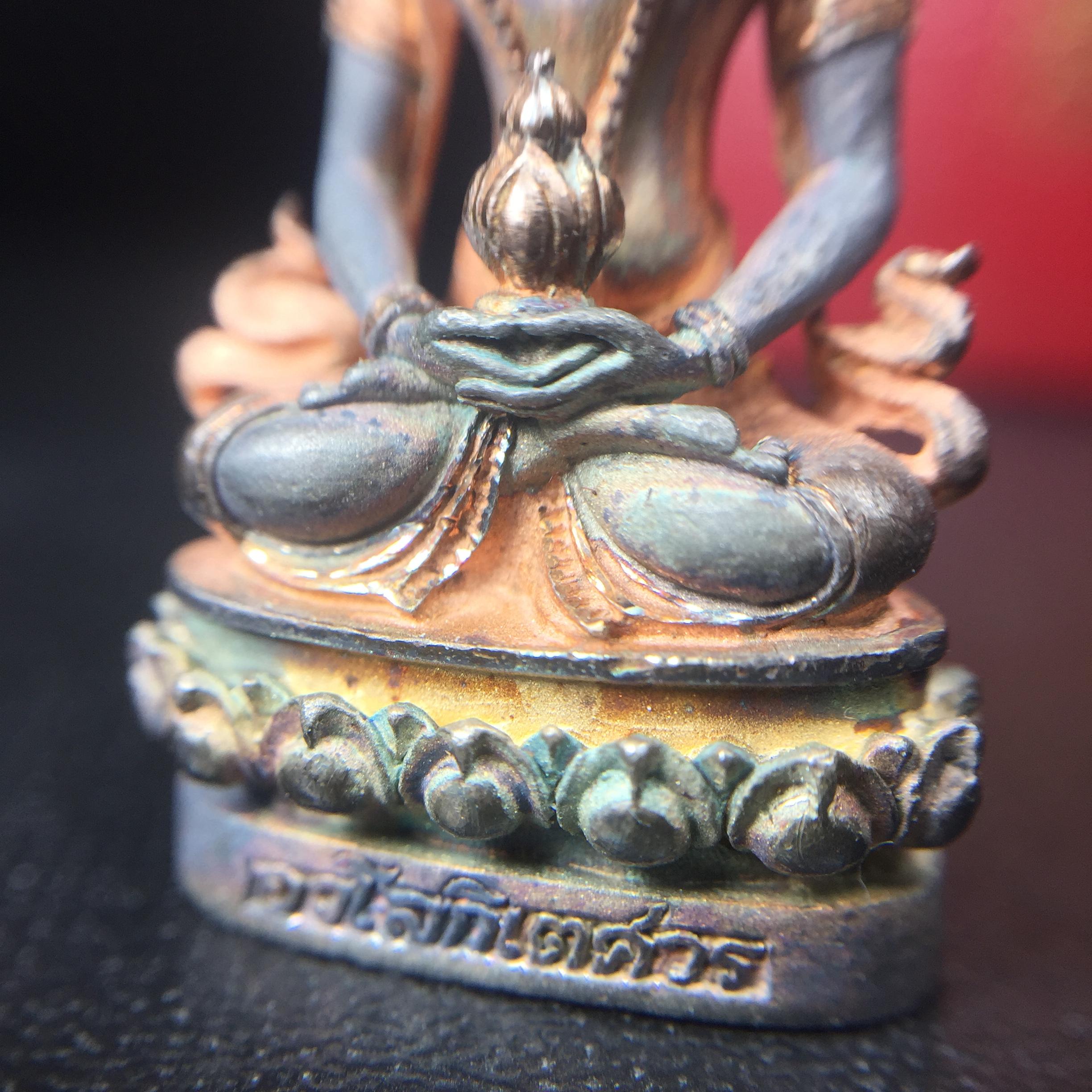 พระกริ่งอวโลกิเตศวร ( เจ้าแม่กวนอิม ) วัดโพธิ์แมนคุณาราม เนื้อเงิน 3 กษัตริย์ พ่นทราย(ผิวเดิม ขึ้นสีรุ้งธรรมชาติ แบบนิยม เสน่ห์ของพระเนื้อเงิน) รุ่นอุดมโภคทรัพย์ พ.ศ.2539(อีกหนึ่งรุ่นยอดนิยม พุทธศิลป์สวยงดงาม)