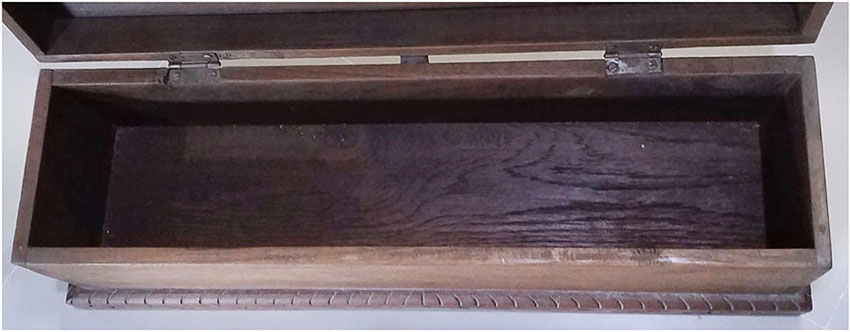 หีบหรือกล่องไม้สักงานเก่า ตอกลายเส้นทองเหลือง-BPT1709-