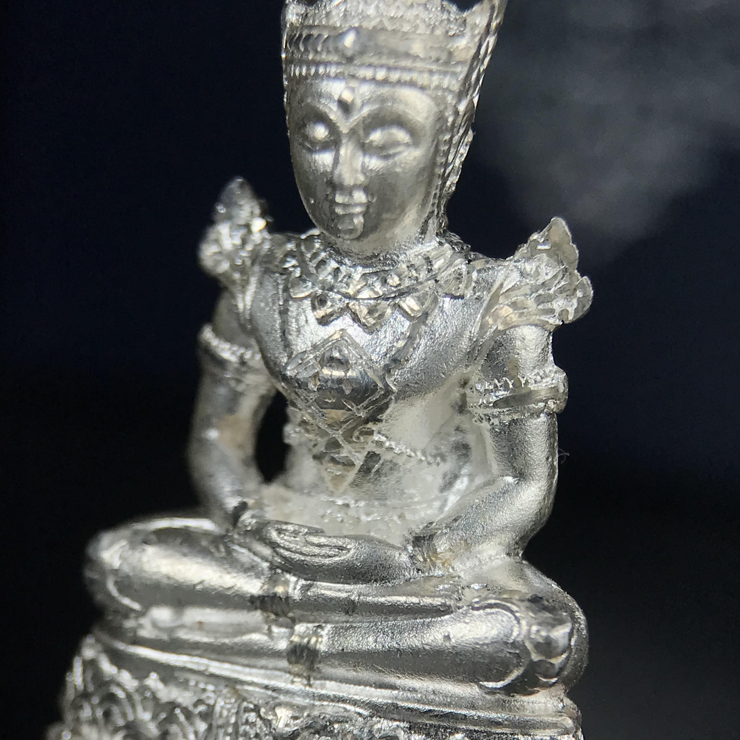 พระแก้วมรกต กรมสรรพสามิตจัดสร้างขึ้นเนื่องในโอกาสครบรอบ 64 ปีของกรมสรรพสามิต และเนื่องในวโรกาสที่พระบาทสมเด็จพระเจ้าอยู่หัวรัชกาลที่ 9 ทรงครองราชย์ครบ50ปีเมื่อ พ.ศ.2539 เนื้อเงินทรายนวลขัดเงา พร้อมกล่องบรรจุเดิมสวยครบสมบูรณ์